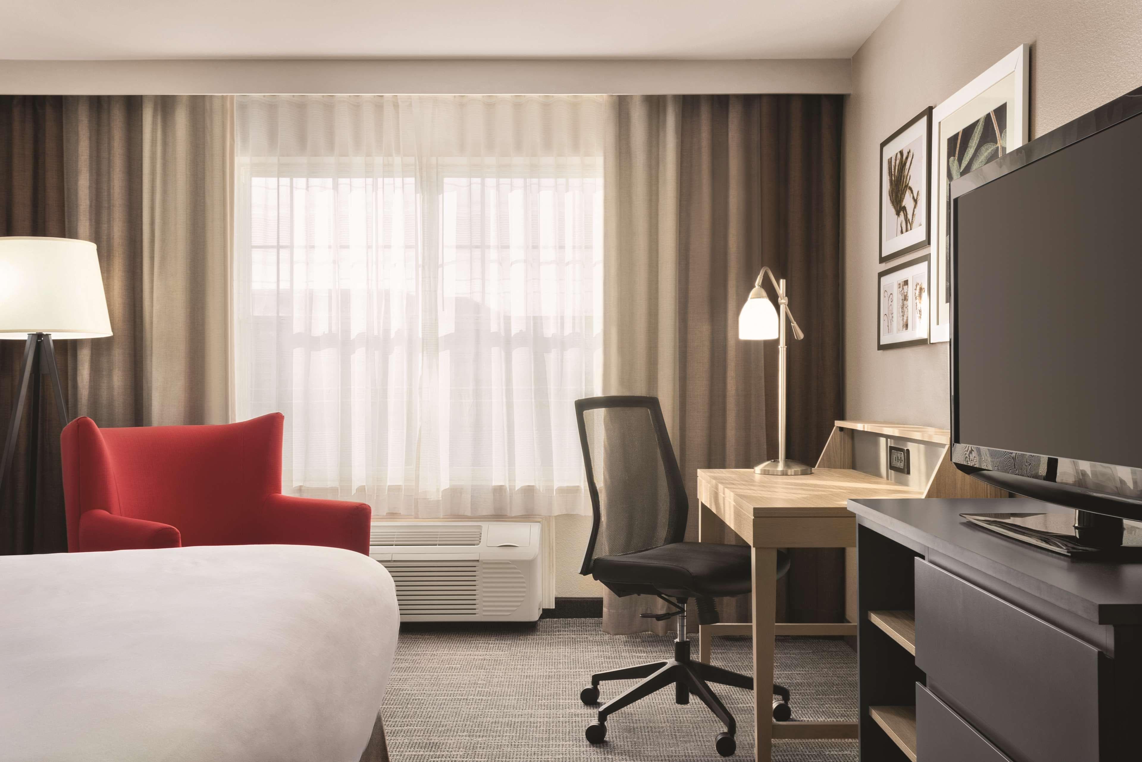 Country Inn & Suites by Radisson, Dubuque, IA - Image 3