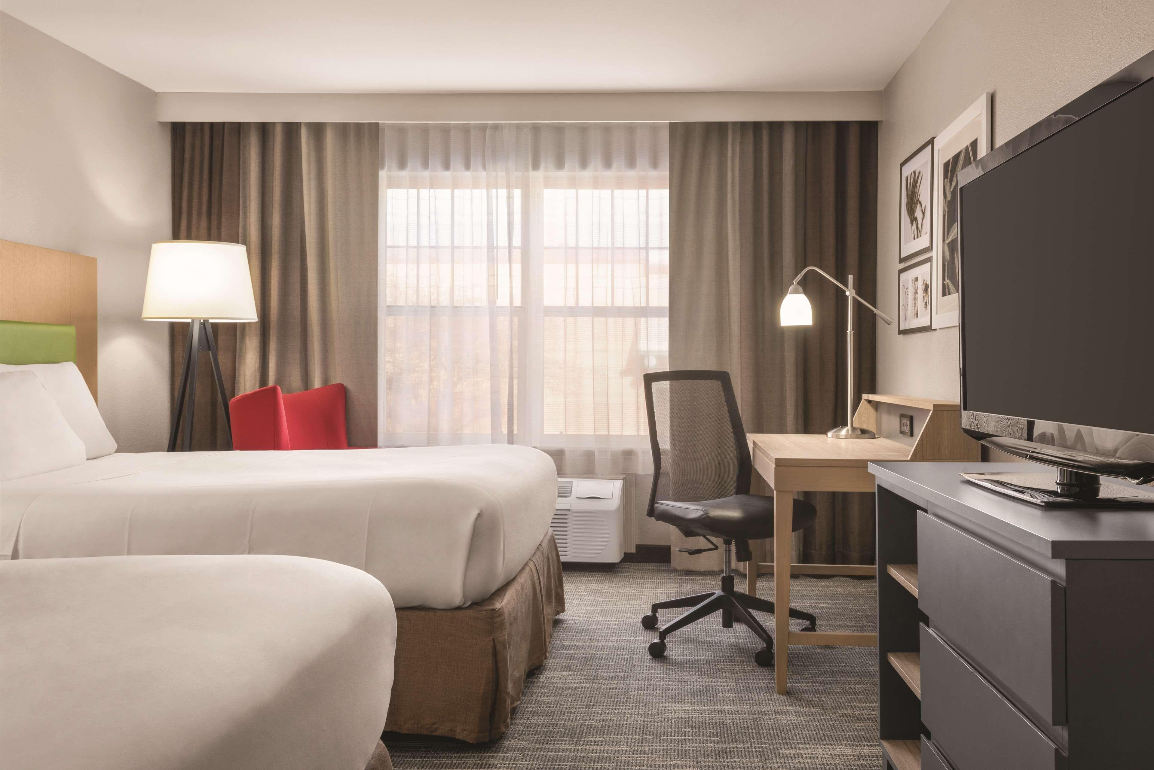 Country Inn & Suites by Radisson, Dubuque, IA — 11
