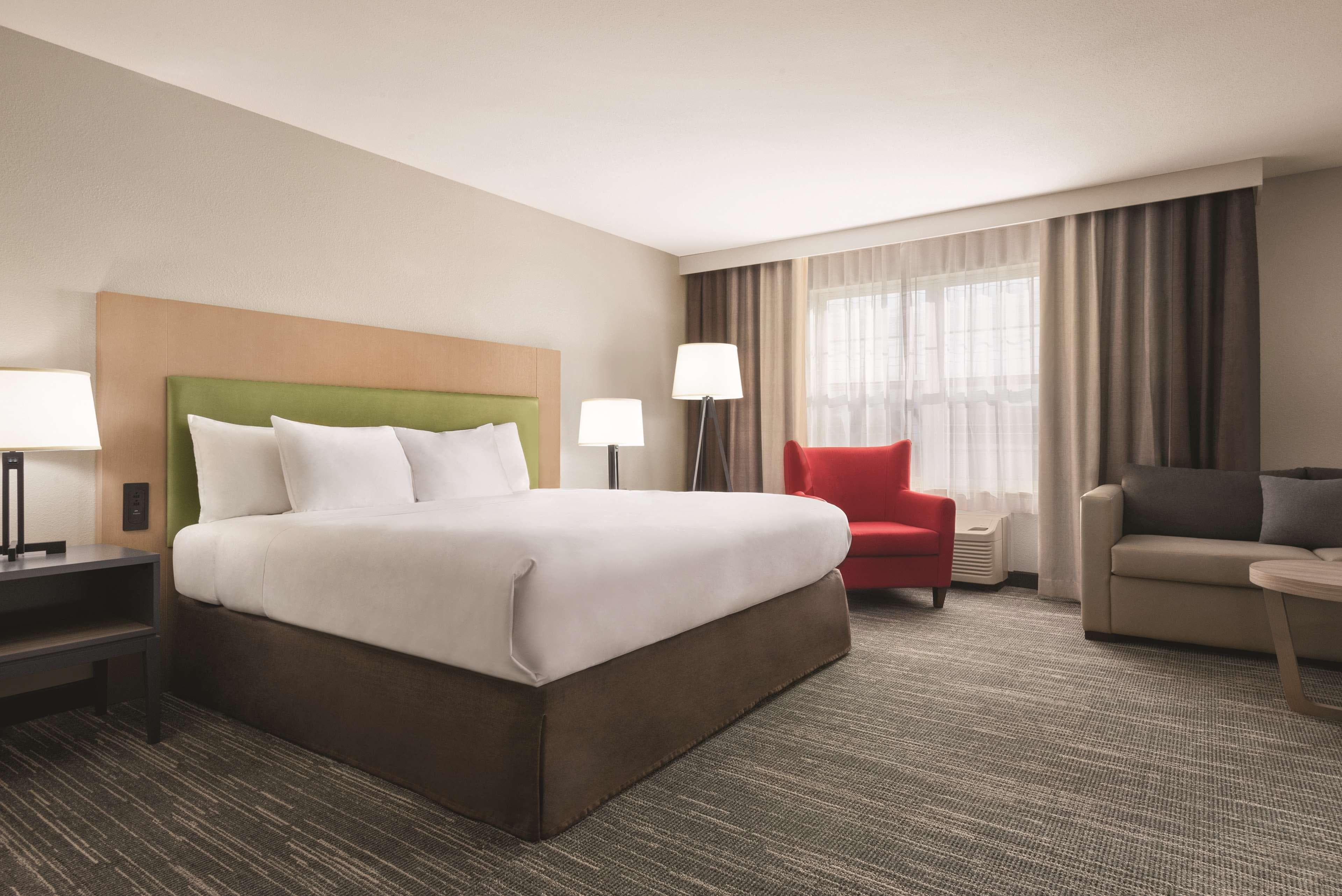 Country Inn & Suites by Radisson, Dubuque, IA - Image 4