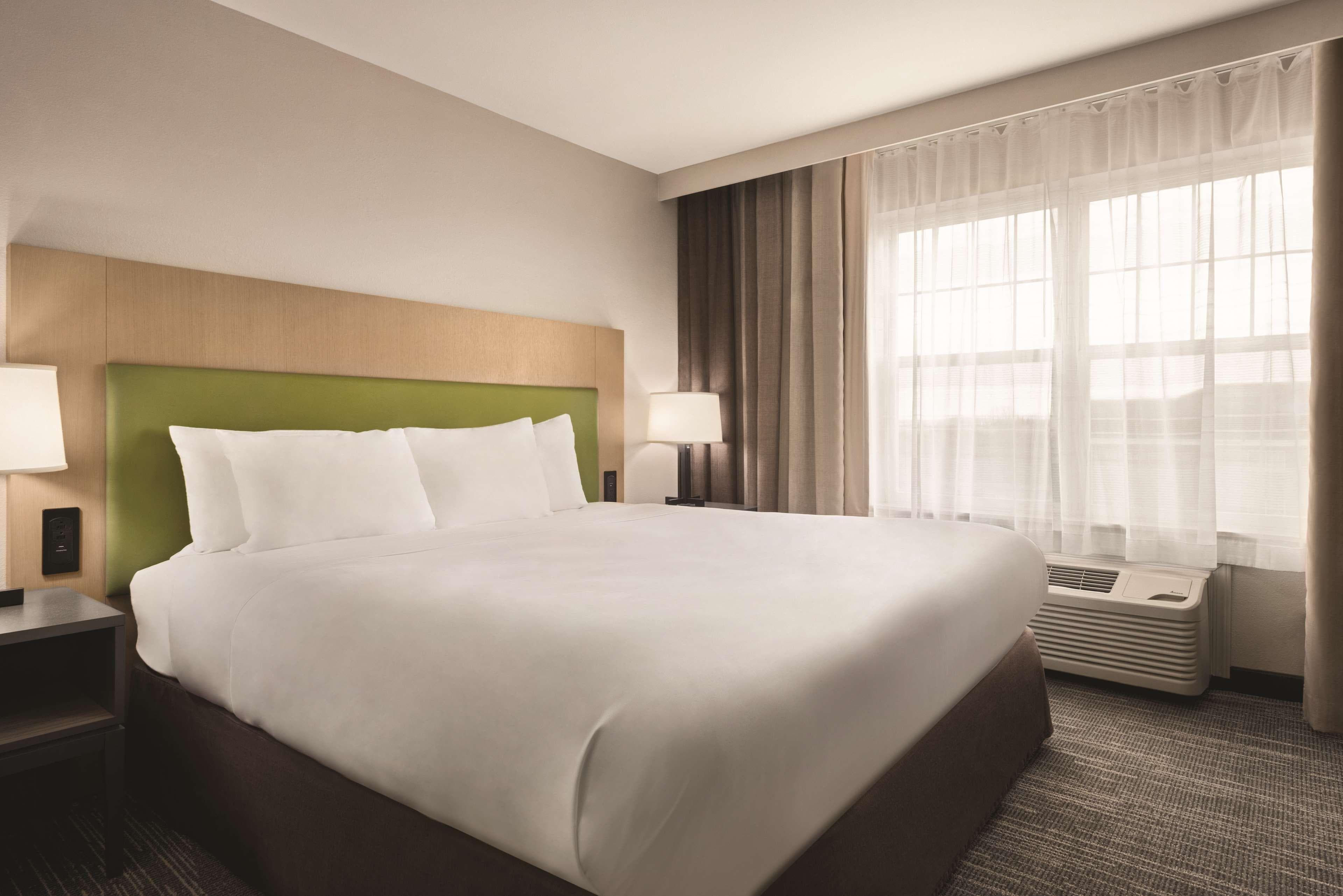 Country Inn & Suites by Radisson, Dubuque, IA - Image 5