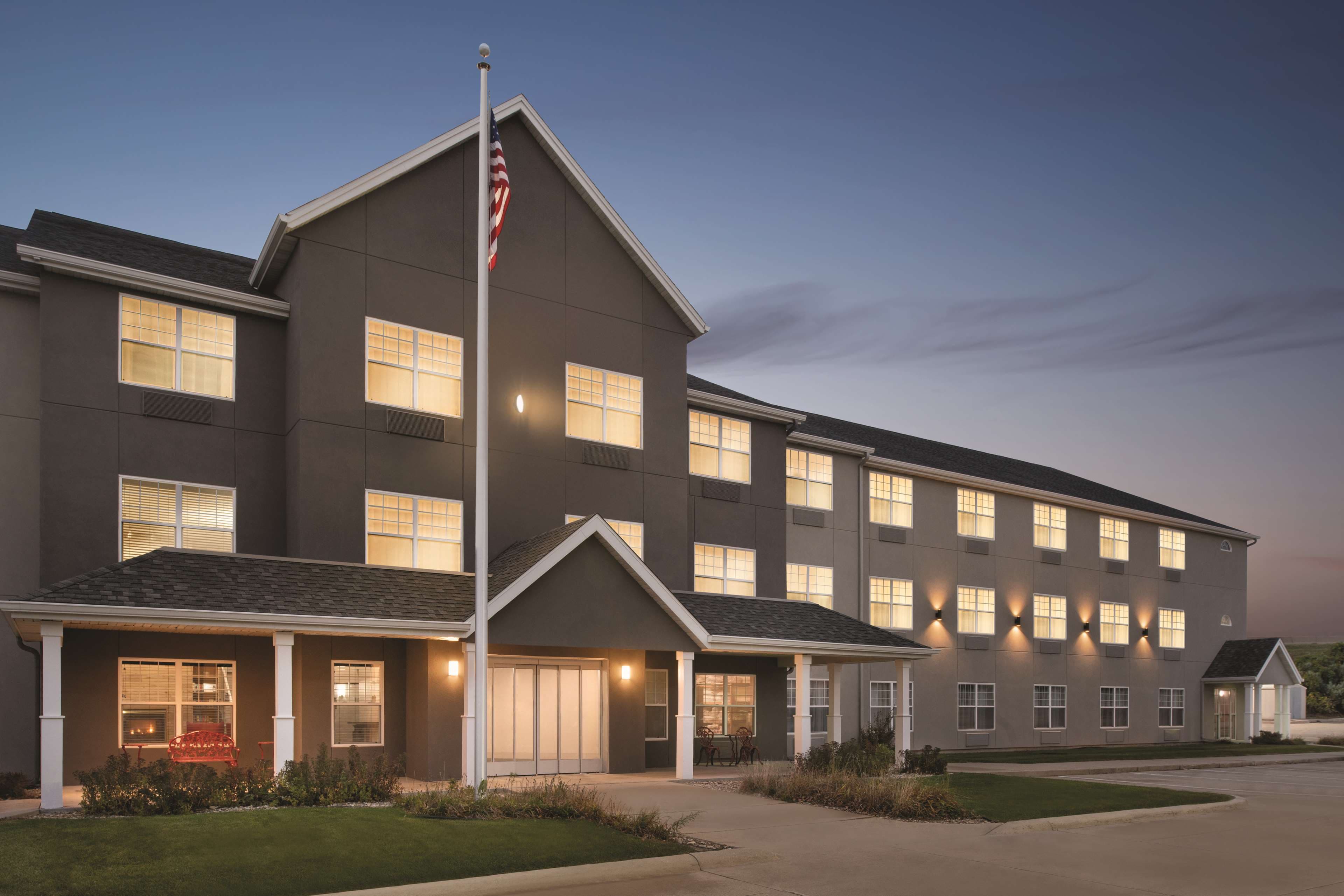 Country Inn & Suites by Radisson, Cedar Falls near University - Image 1