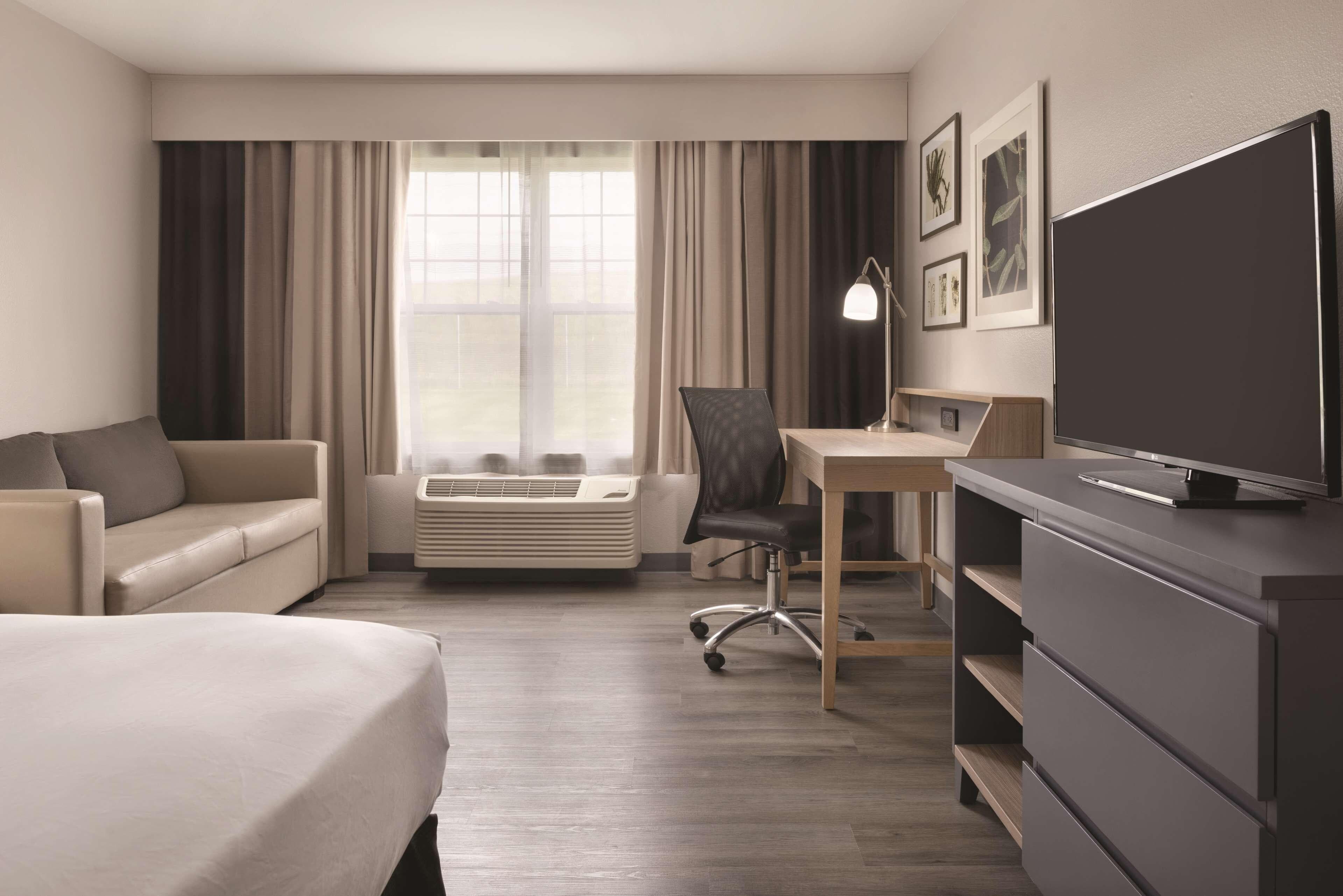 Country Inn & Suites by Radisson, Cedar Falls near University — 13