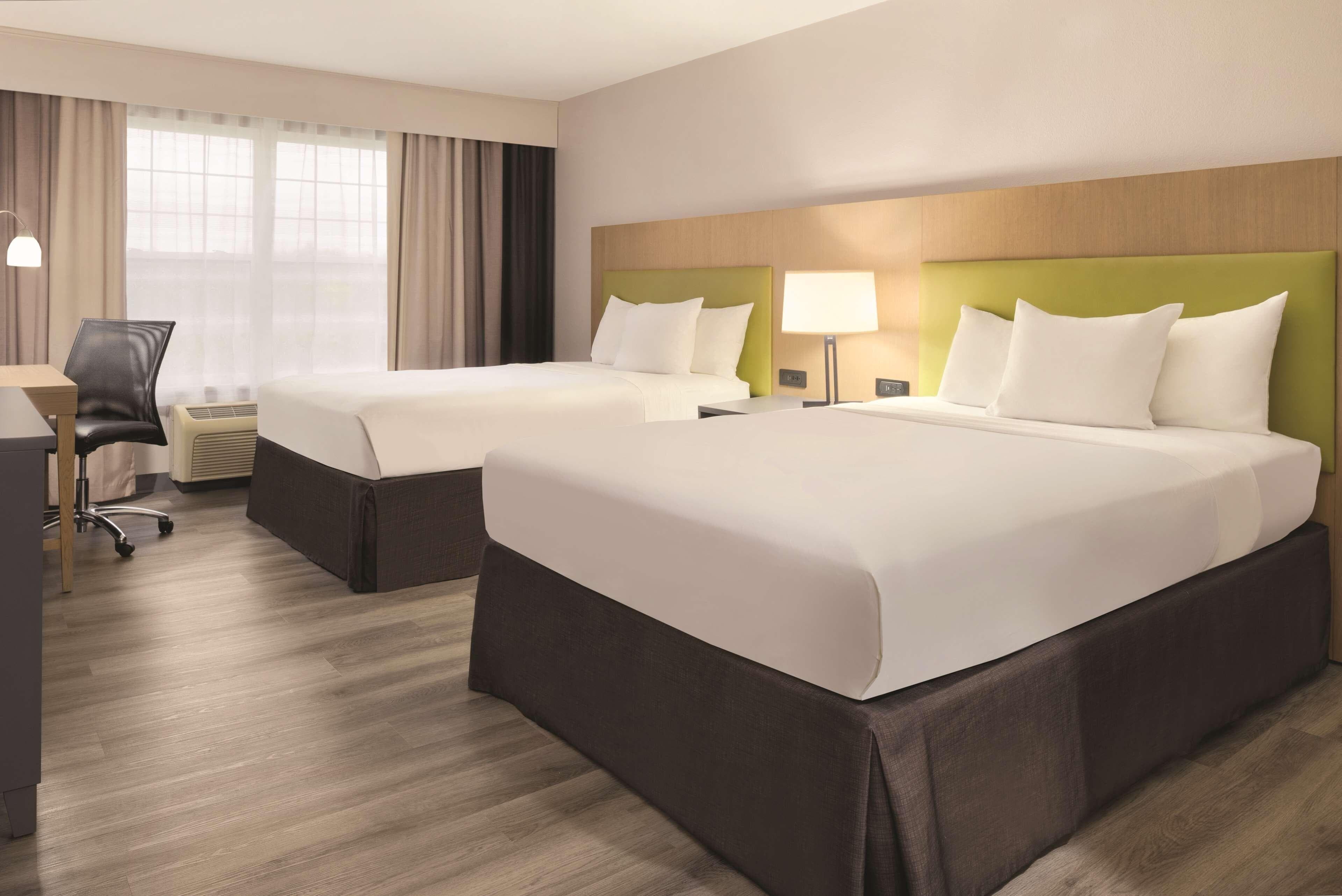 Country Inn & Suites by Radisson, Cedar Falls near University — 12