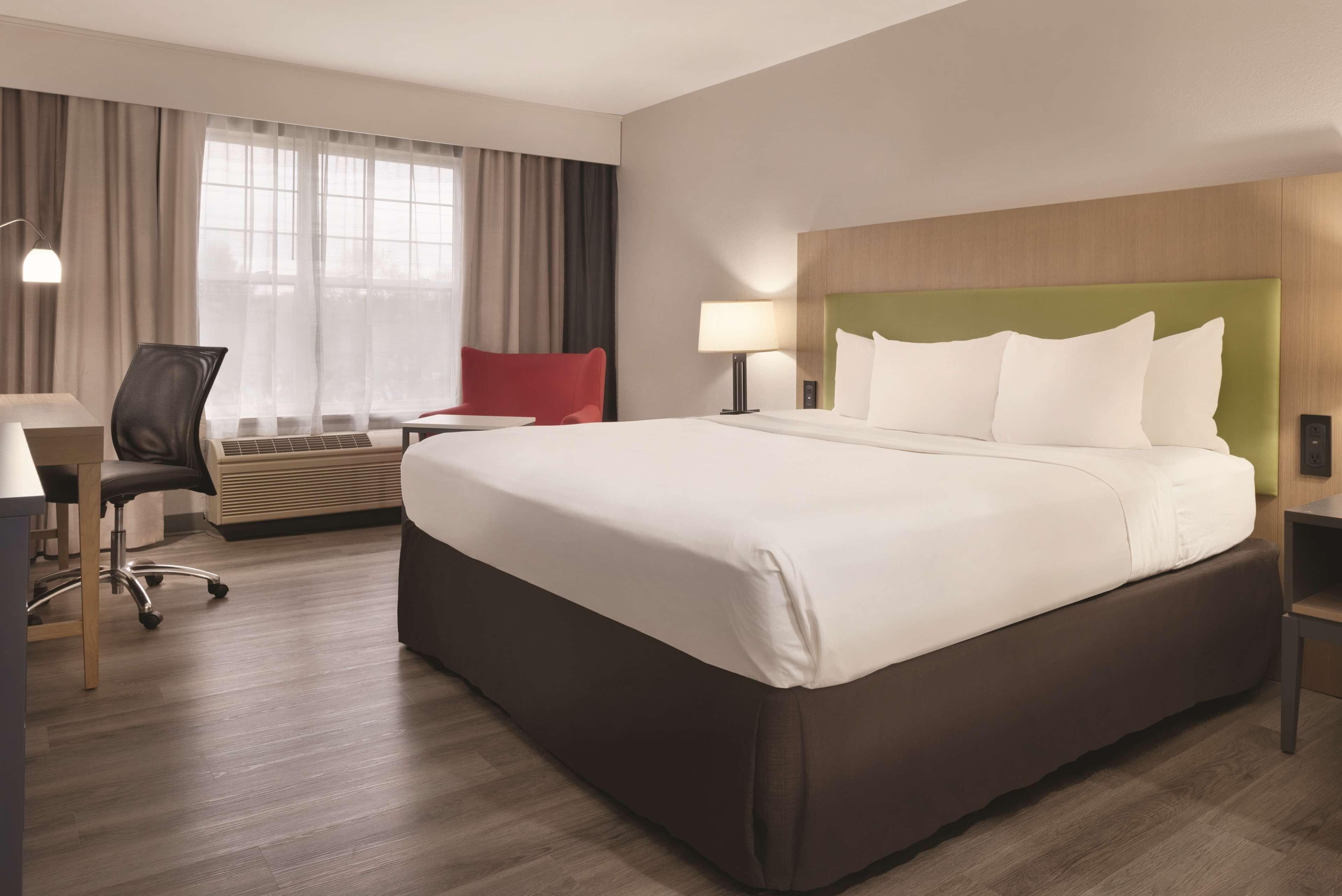 Country Inn & Suites by Radisson, Cedar Falls near University - Image 2