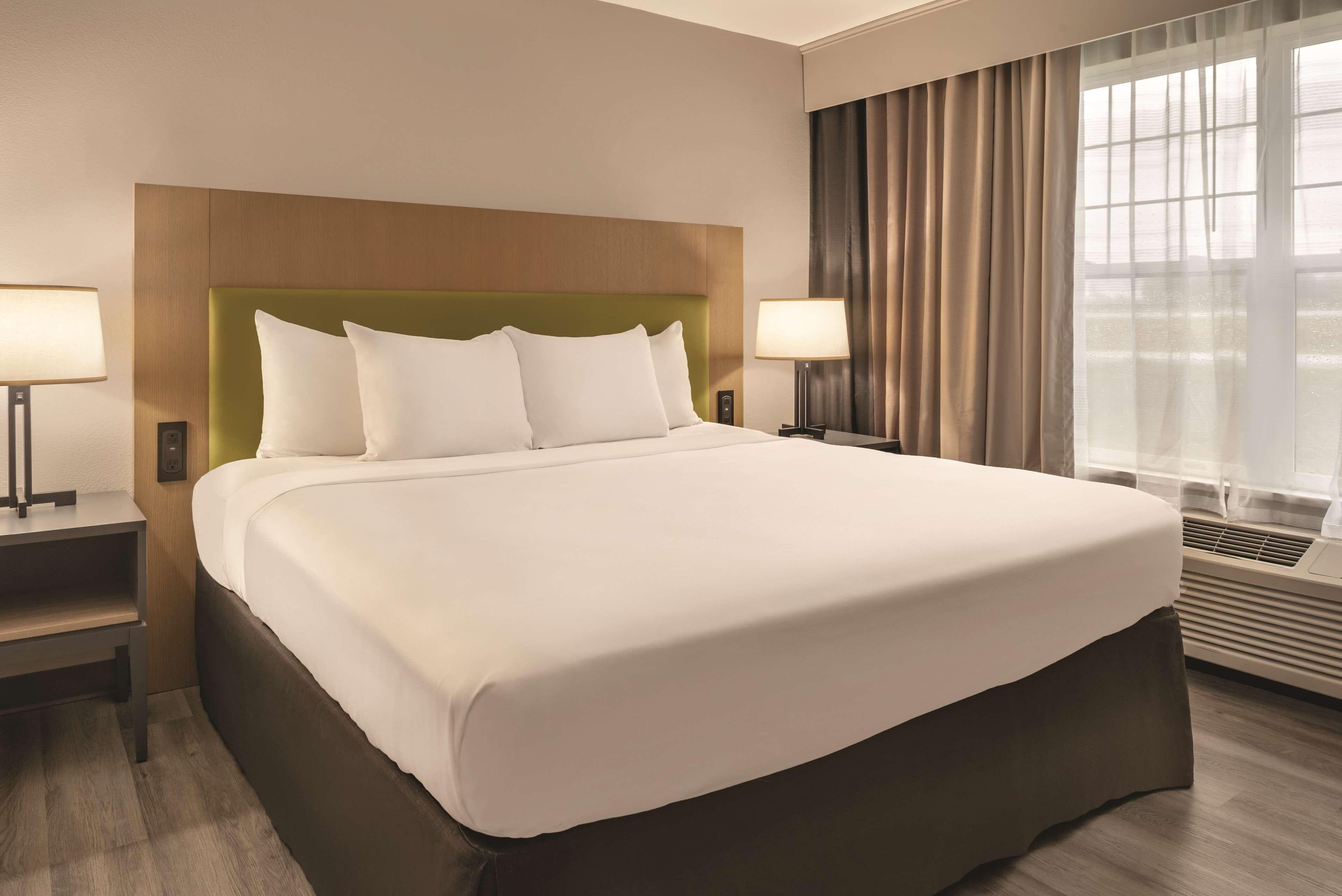 Country Inn & Suites by Radisson, Cedar Falls near University - Image 3