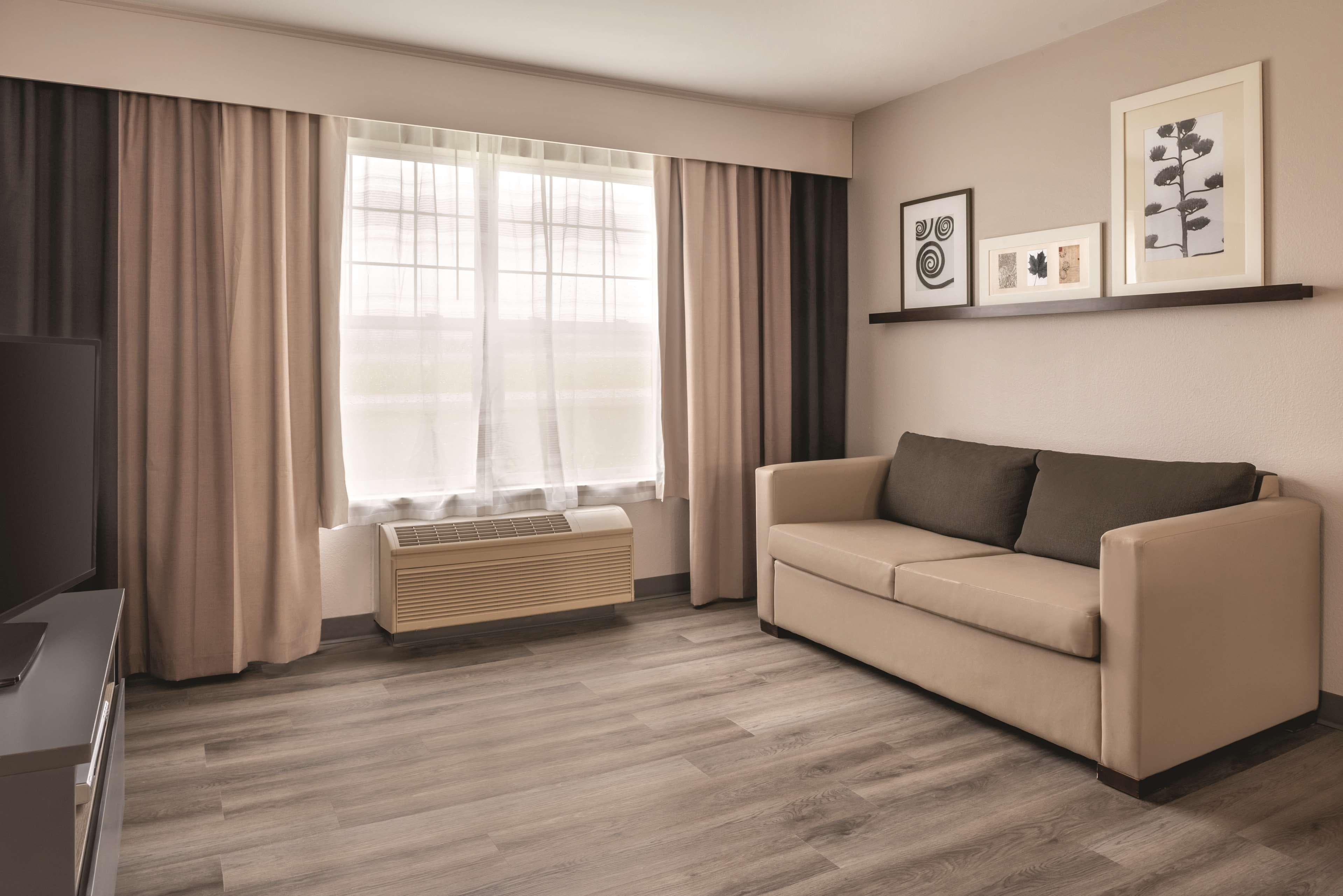 Country Inn & Suites by Radisson, Cedar Falls near University - Image 5