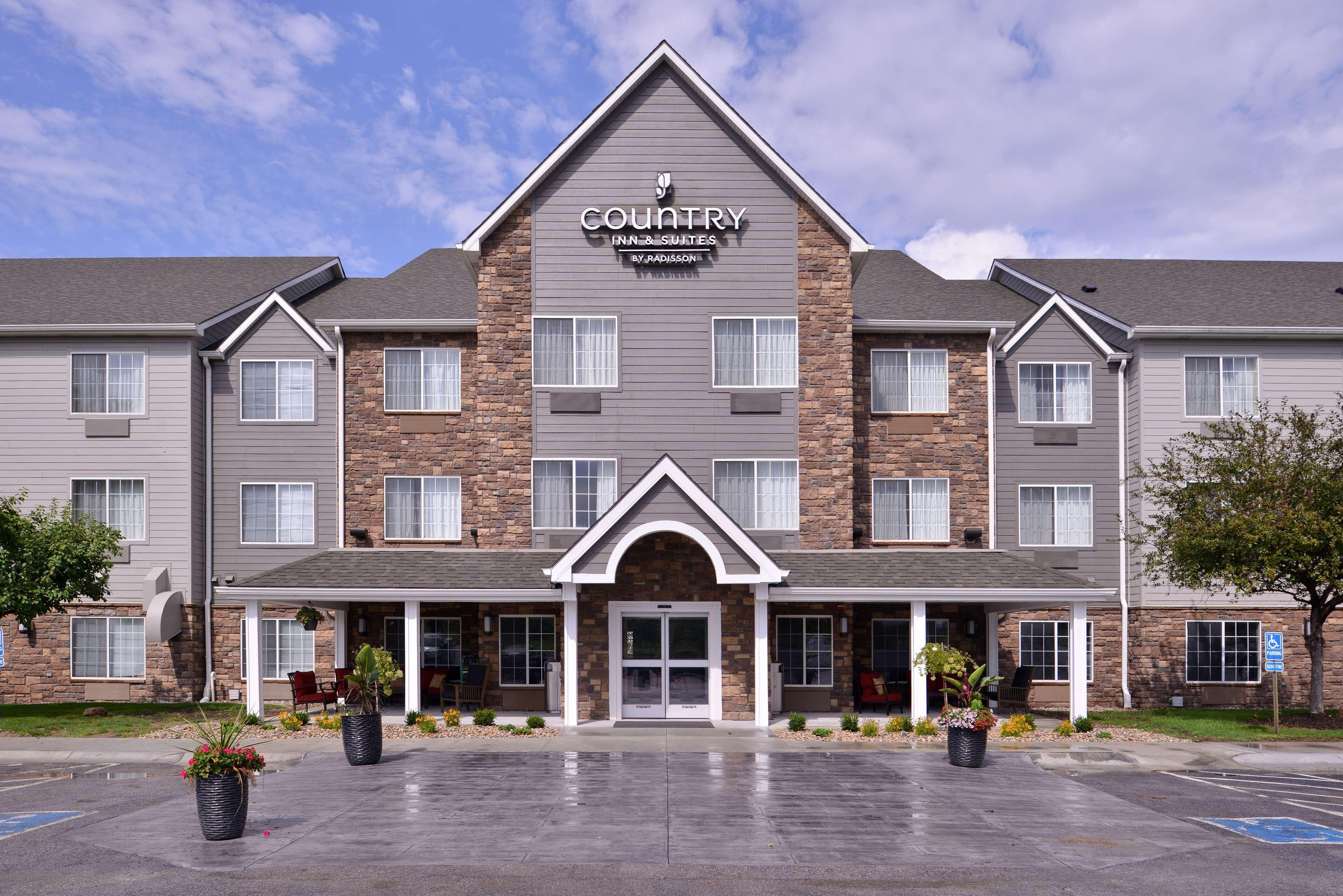 Country Inn & Suites by Radisson, Omaha Airport, IA - Image 1