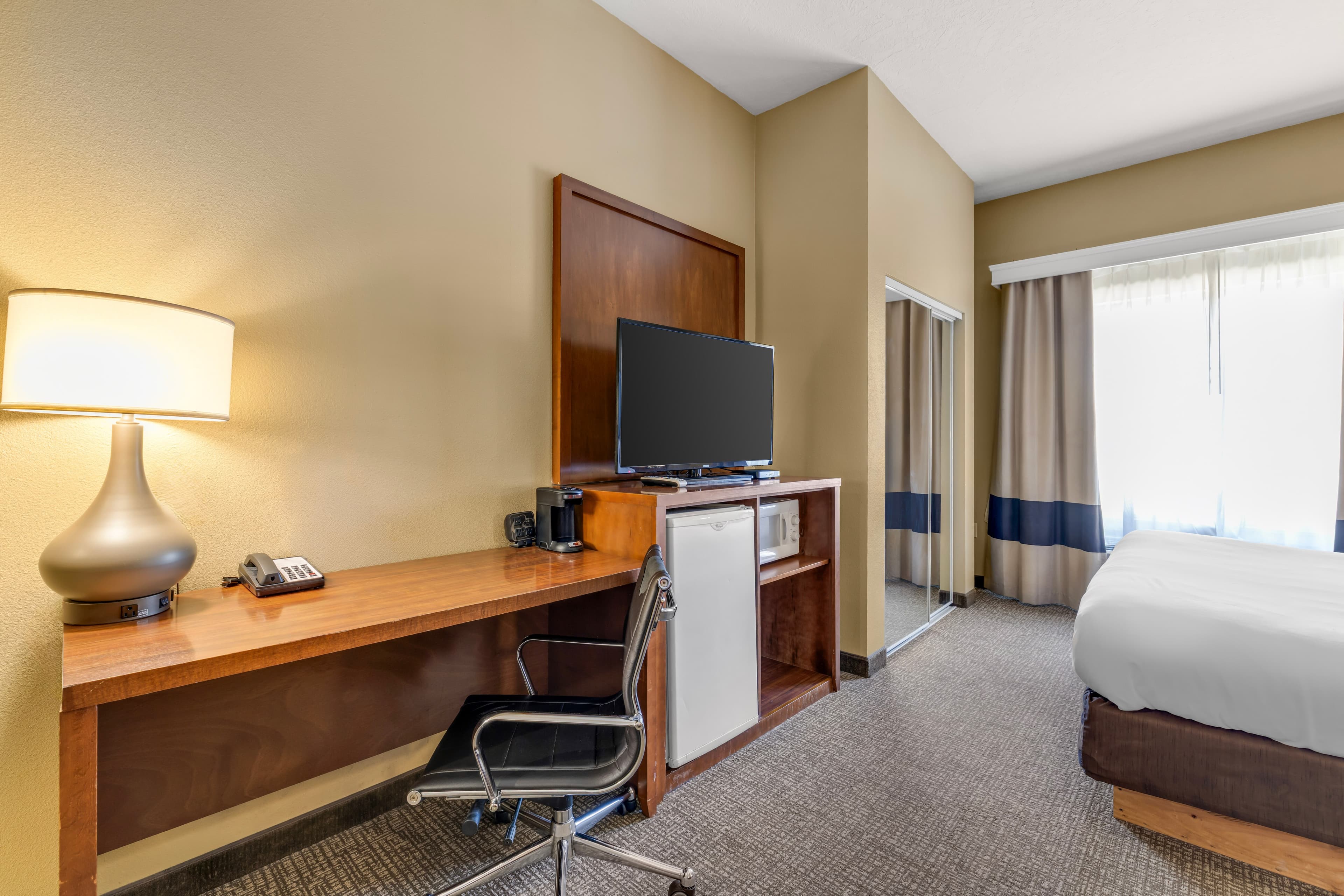 Comfort Suites Airport — 8