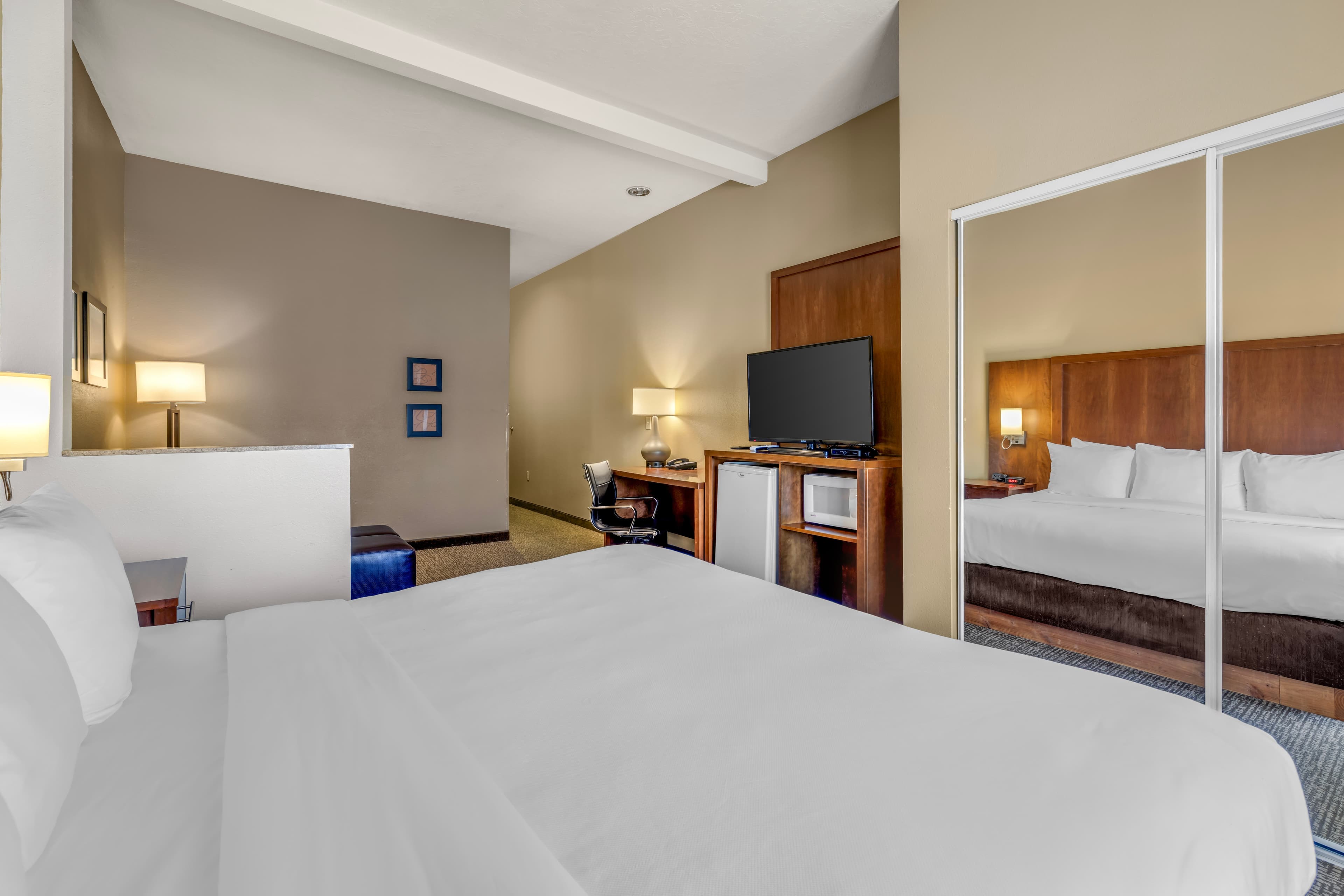 Comfort Suites Airport — 10