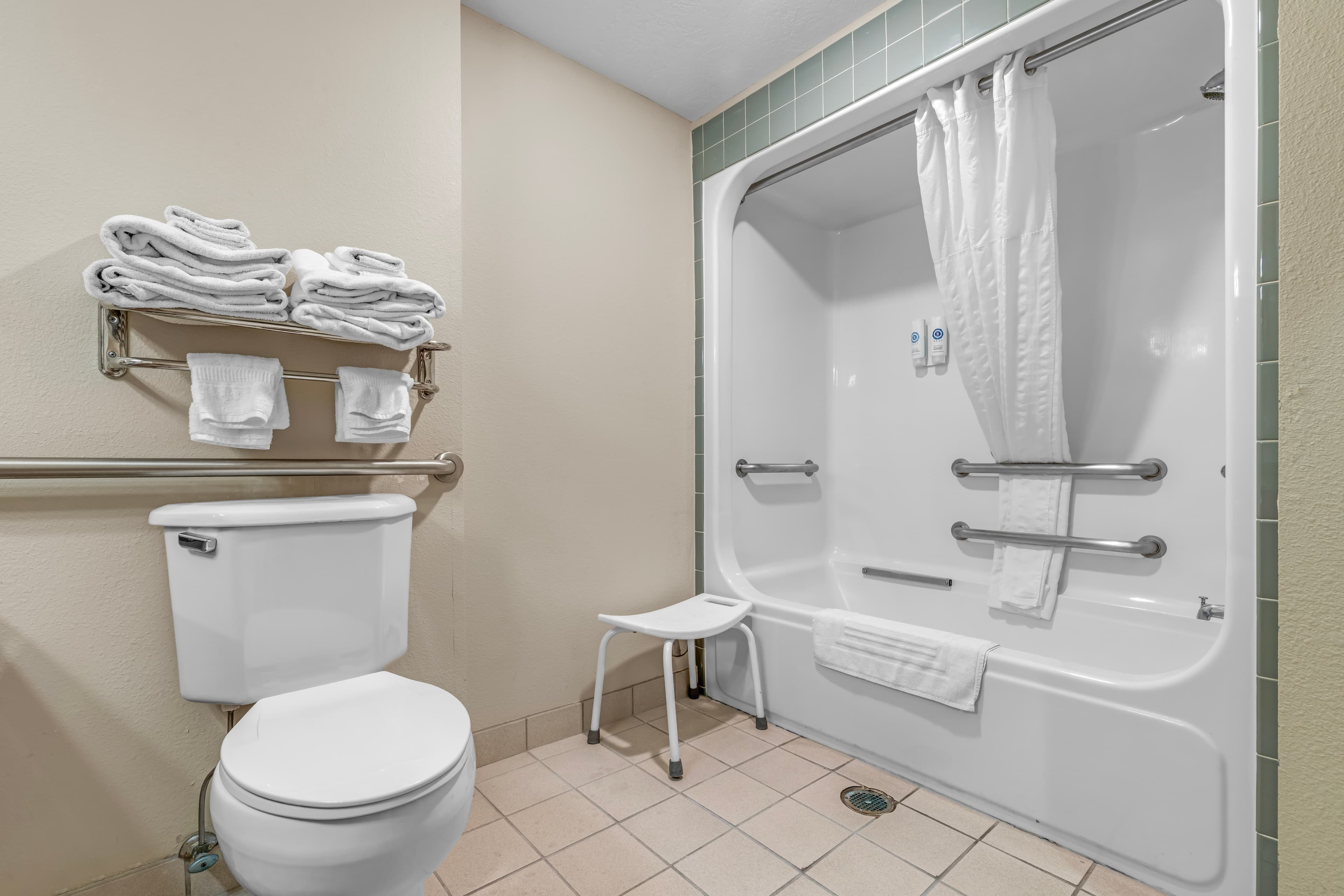 Comfort Suites Airport — 12