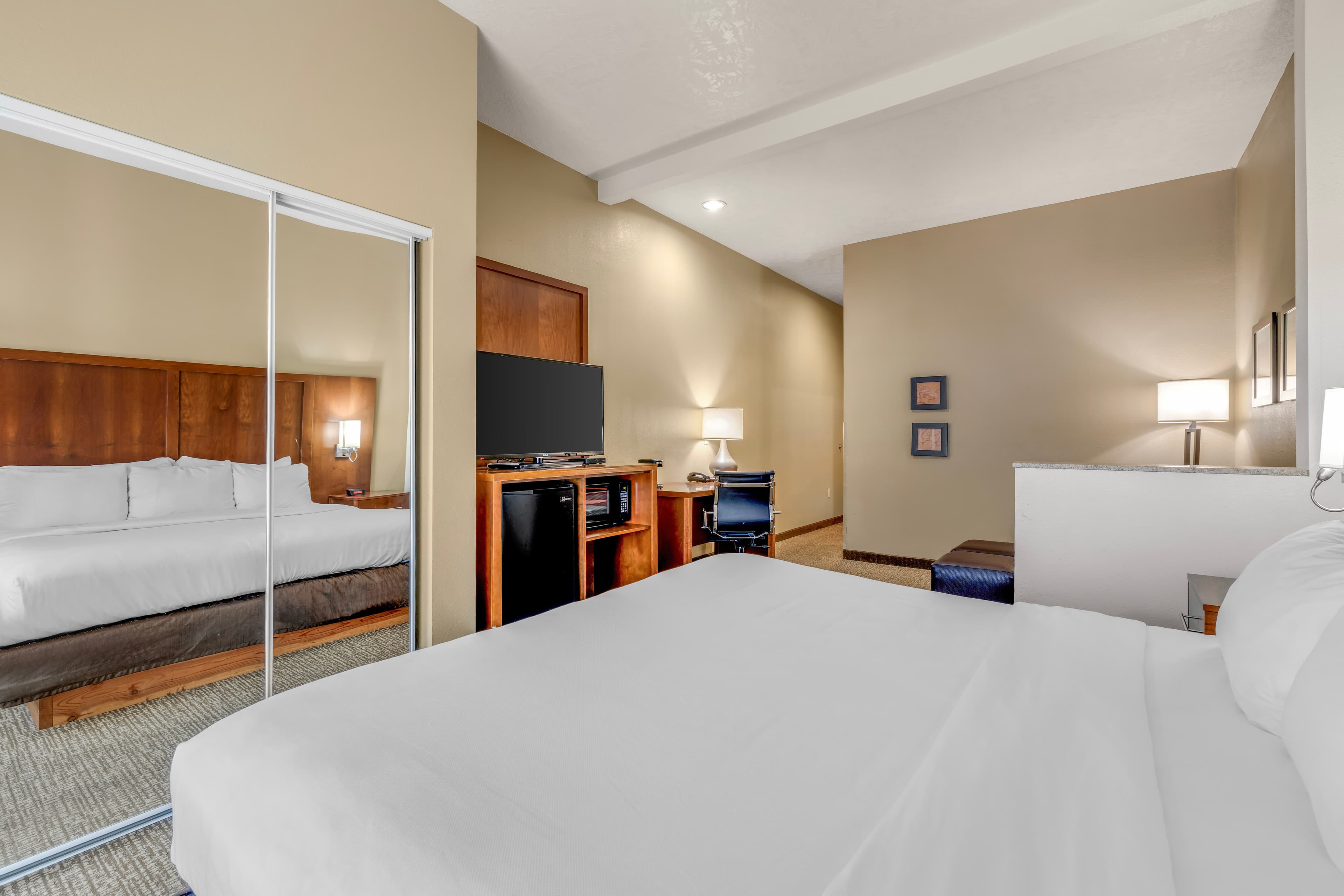 Comfort Suites Airport — 11