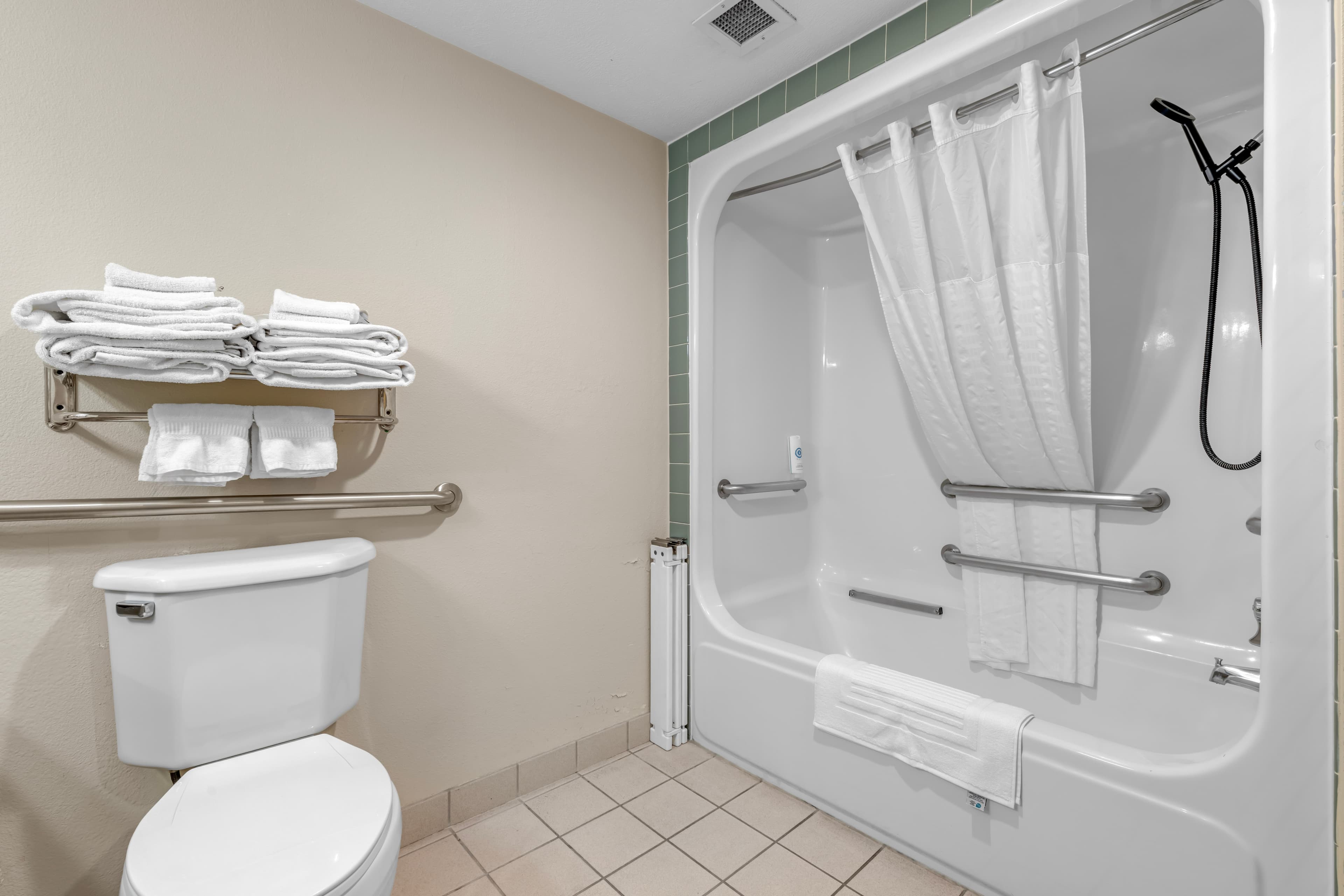 Comfort Suites Airport — 18