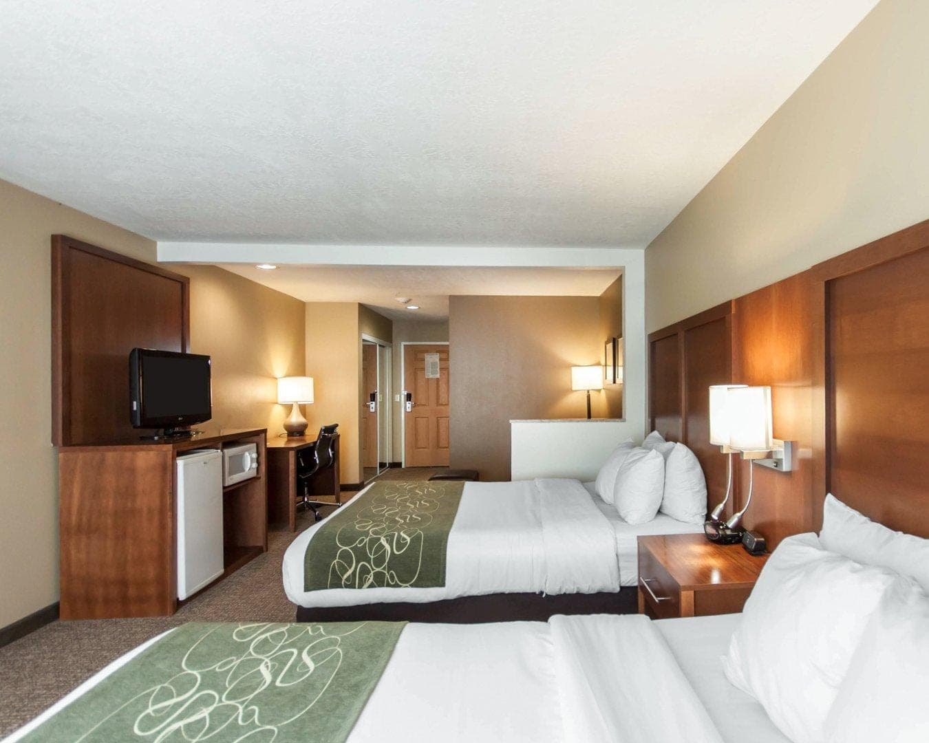 Comfort Suites Airport — 9