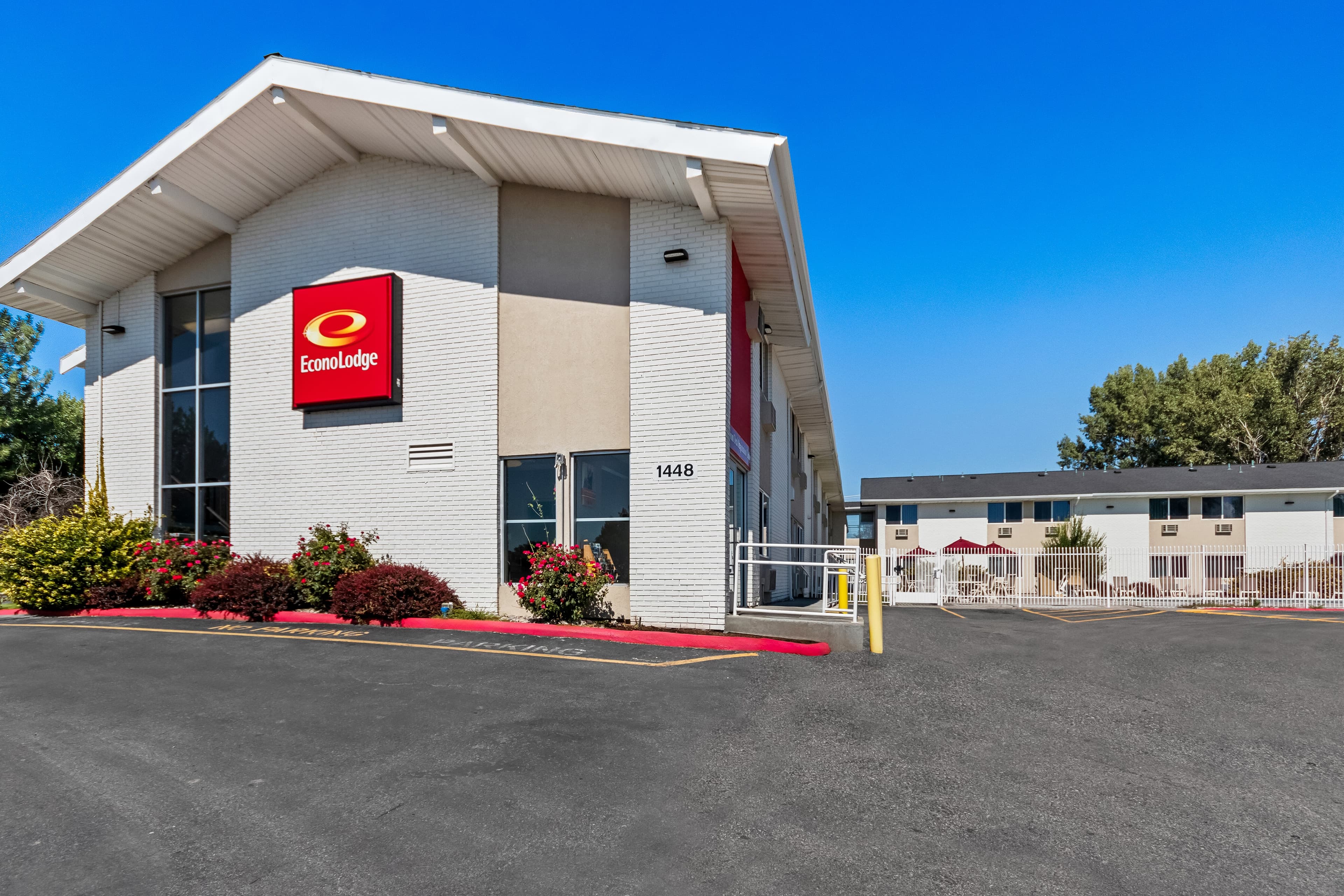 Econo Lodge - Image 1