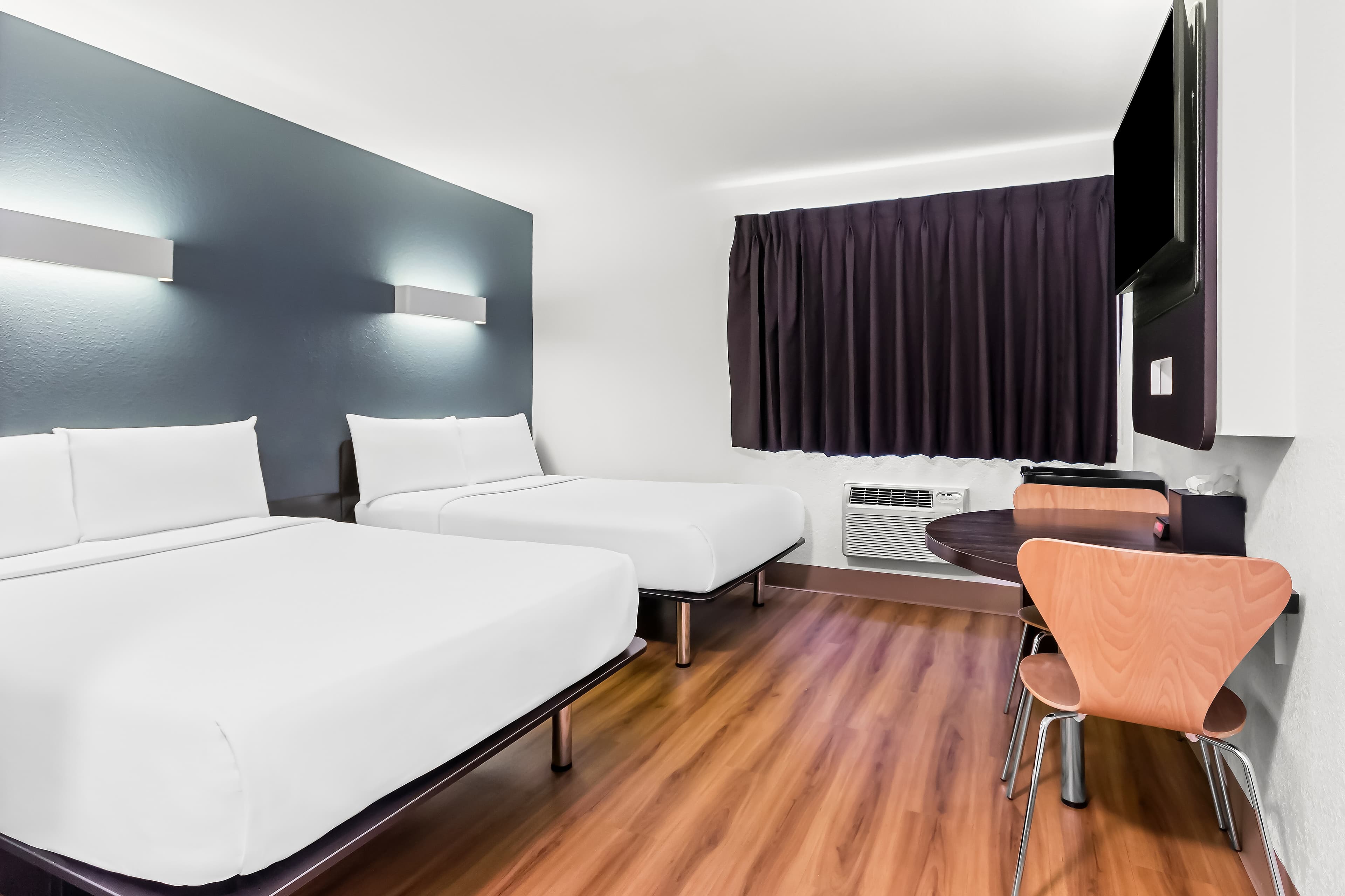 Econo Lodge - Image 2