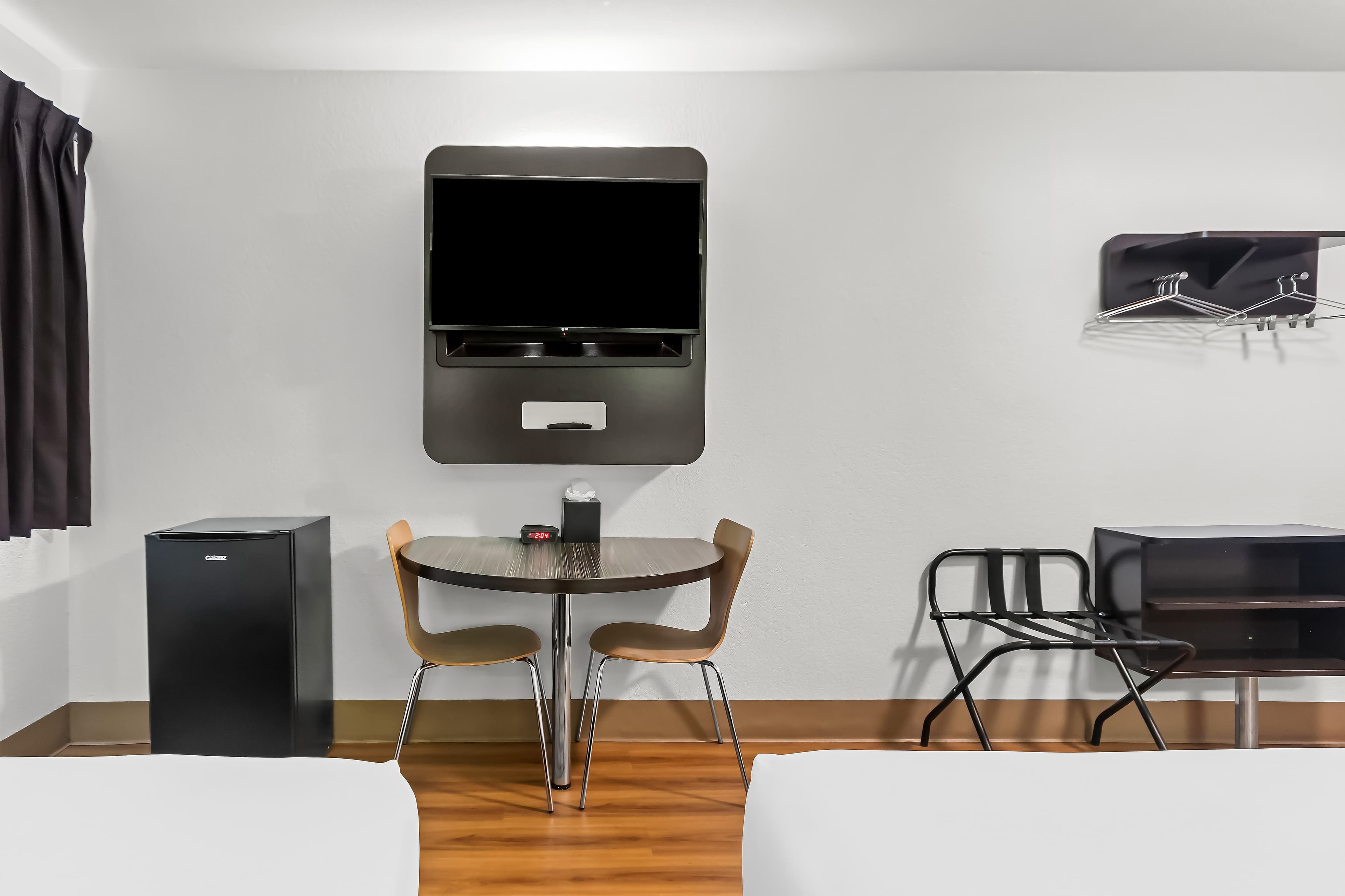 Econo Lodge - Image 3