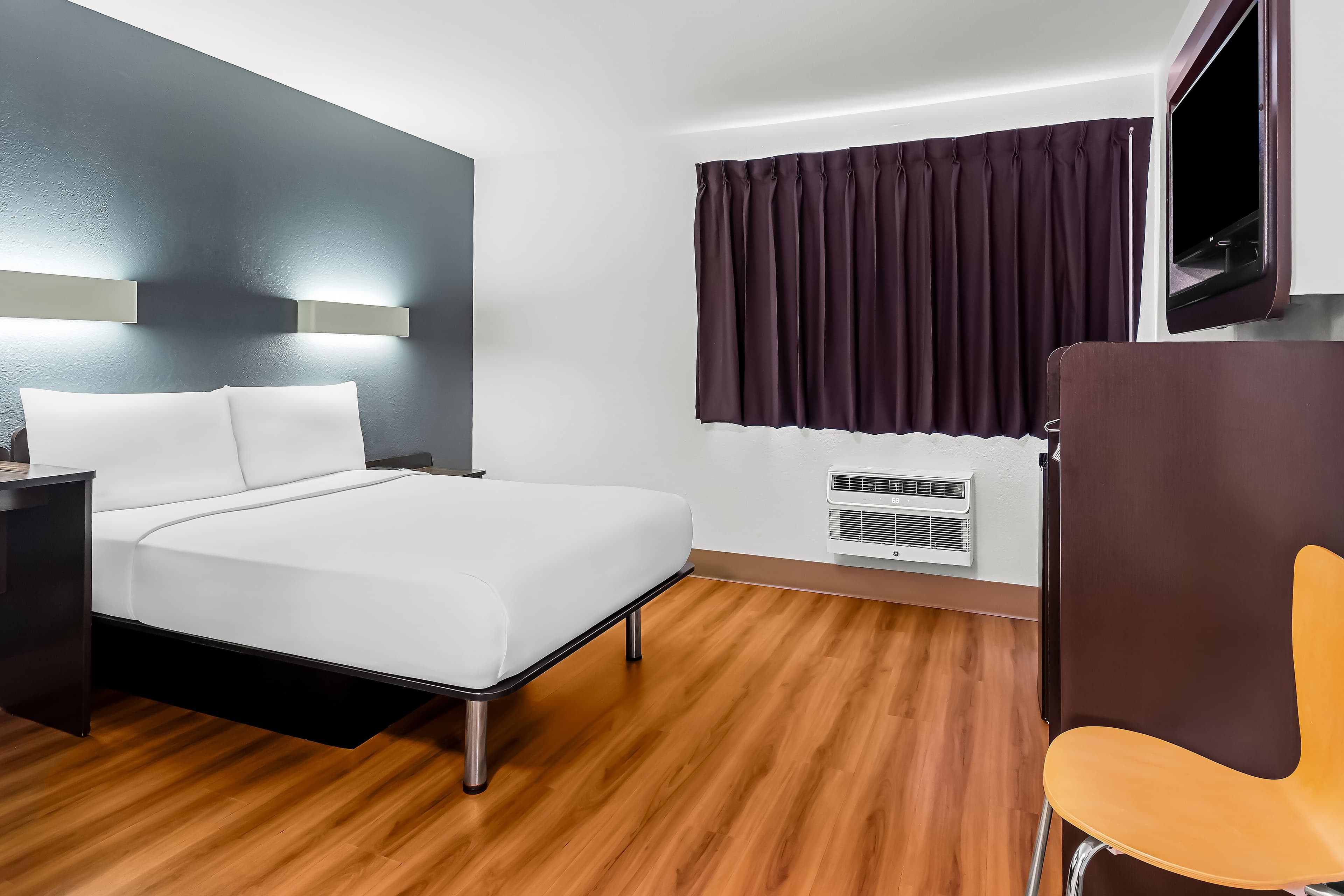 Econo Lodge — 7