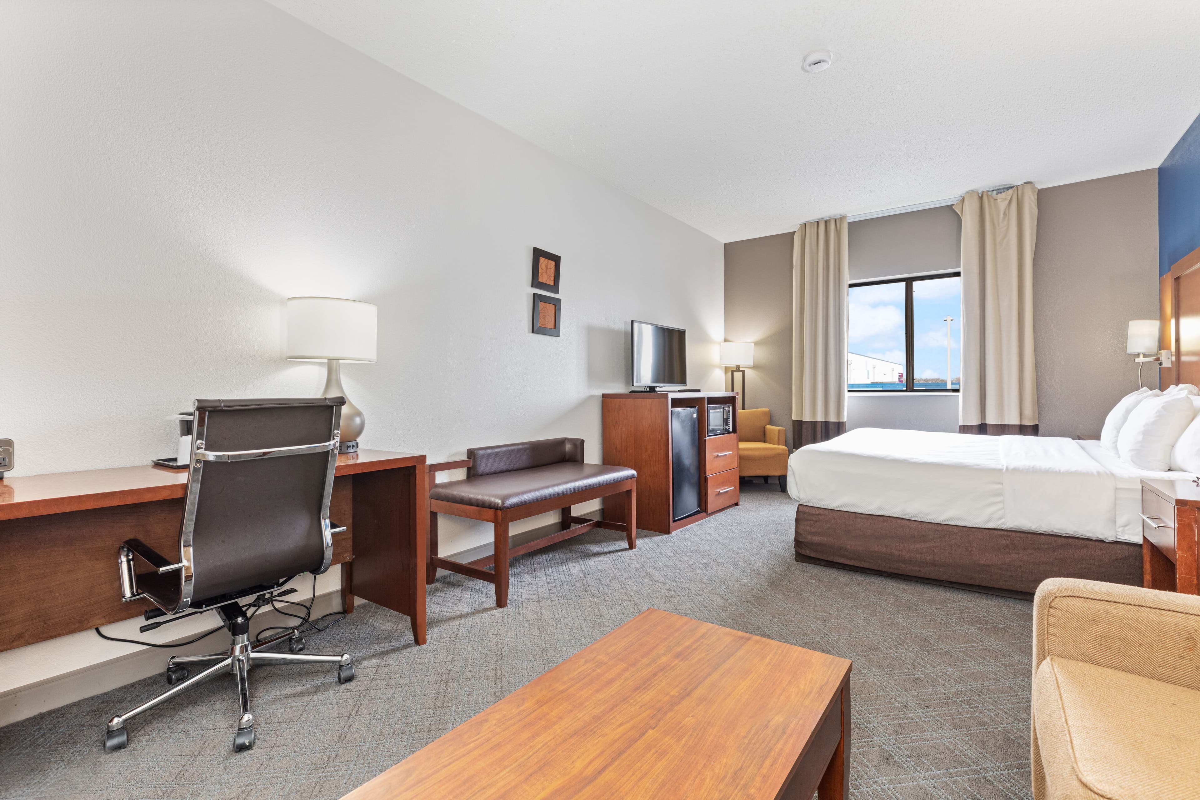 Comfort Suites Lombard - Addison - Image 2