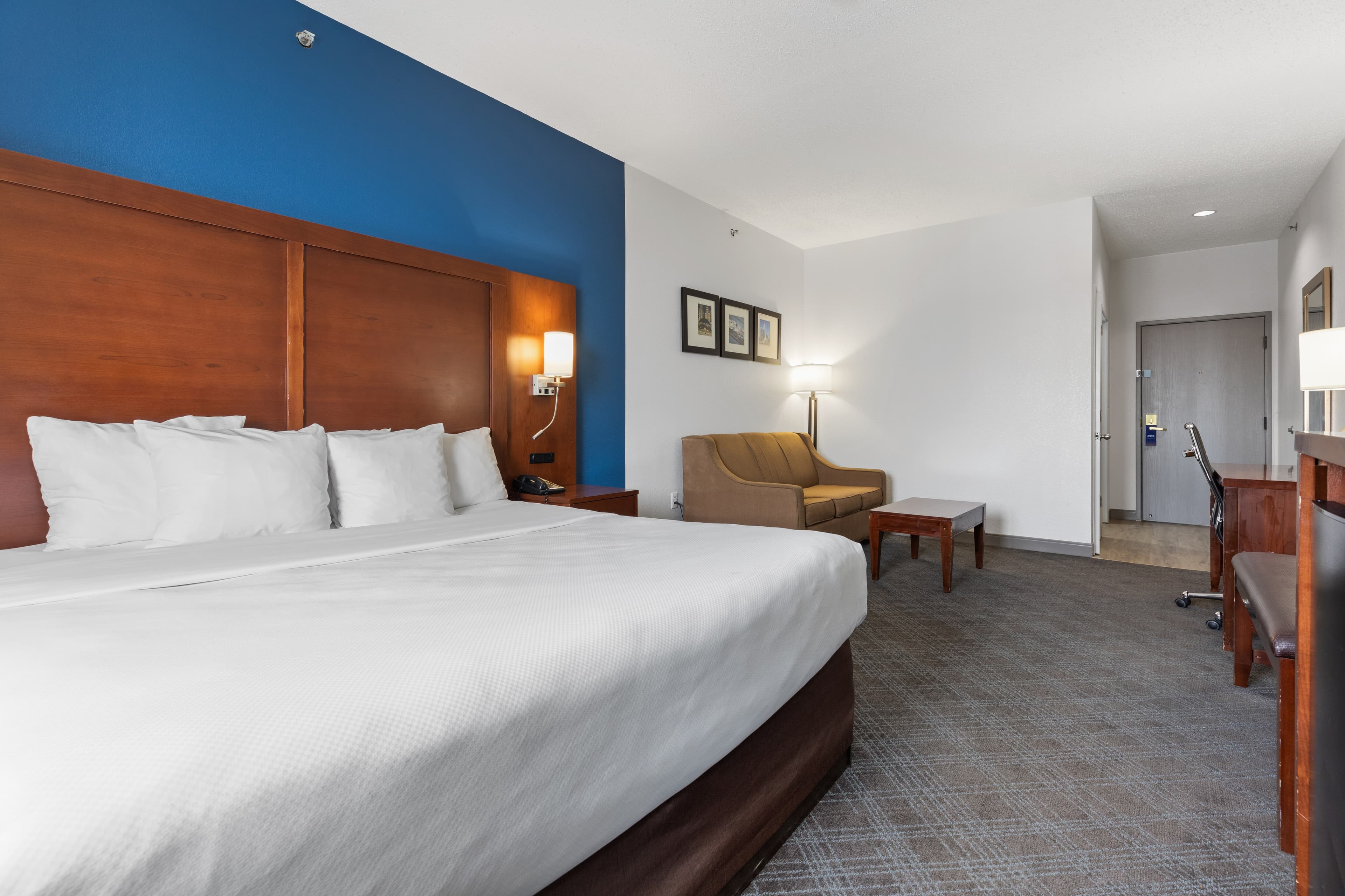 Comfort Suites Lombard - Addison - Image 3