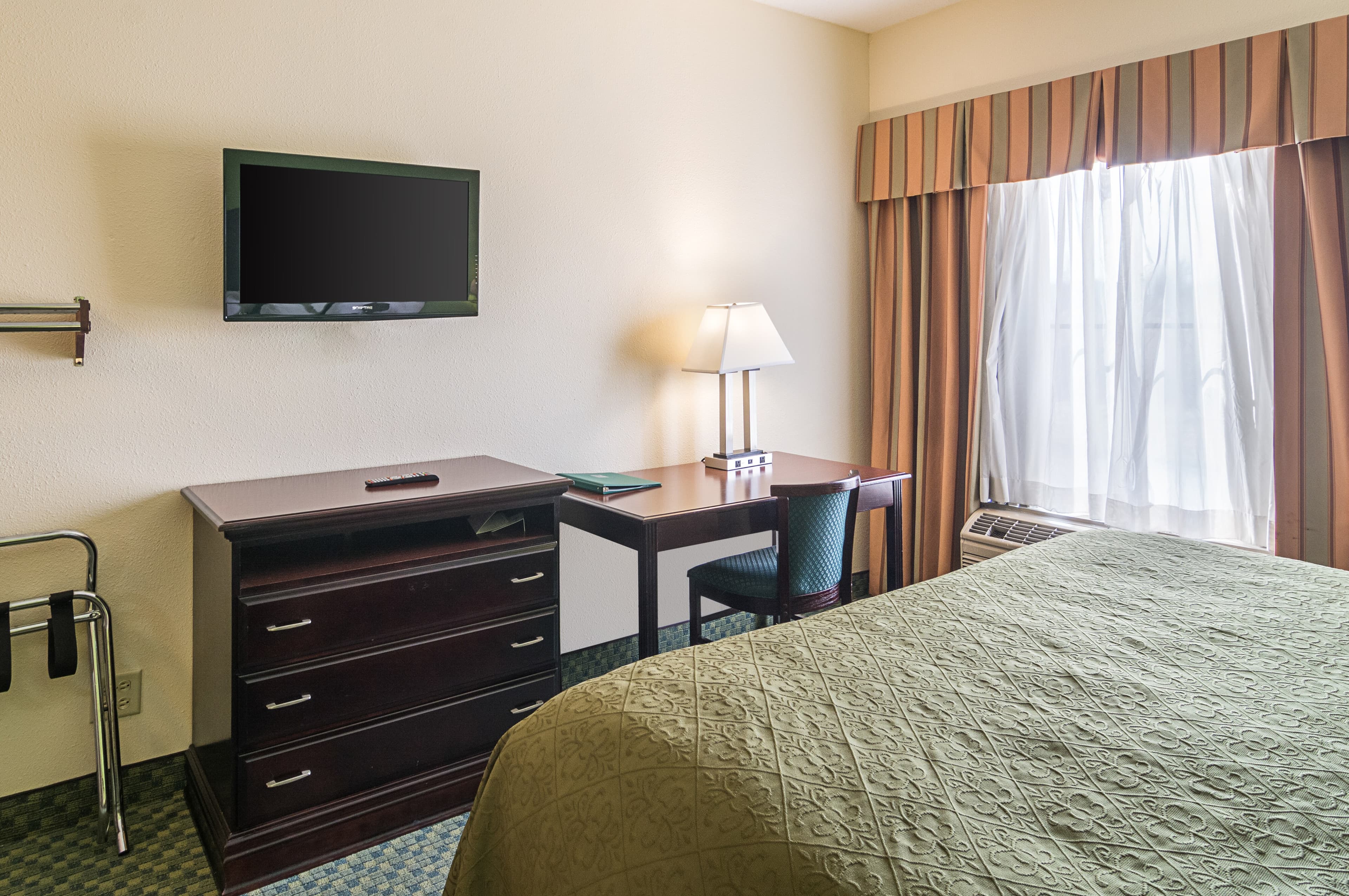 Quality Inn & Suites Harvey - Chicago Southland - Image 4