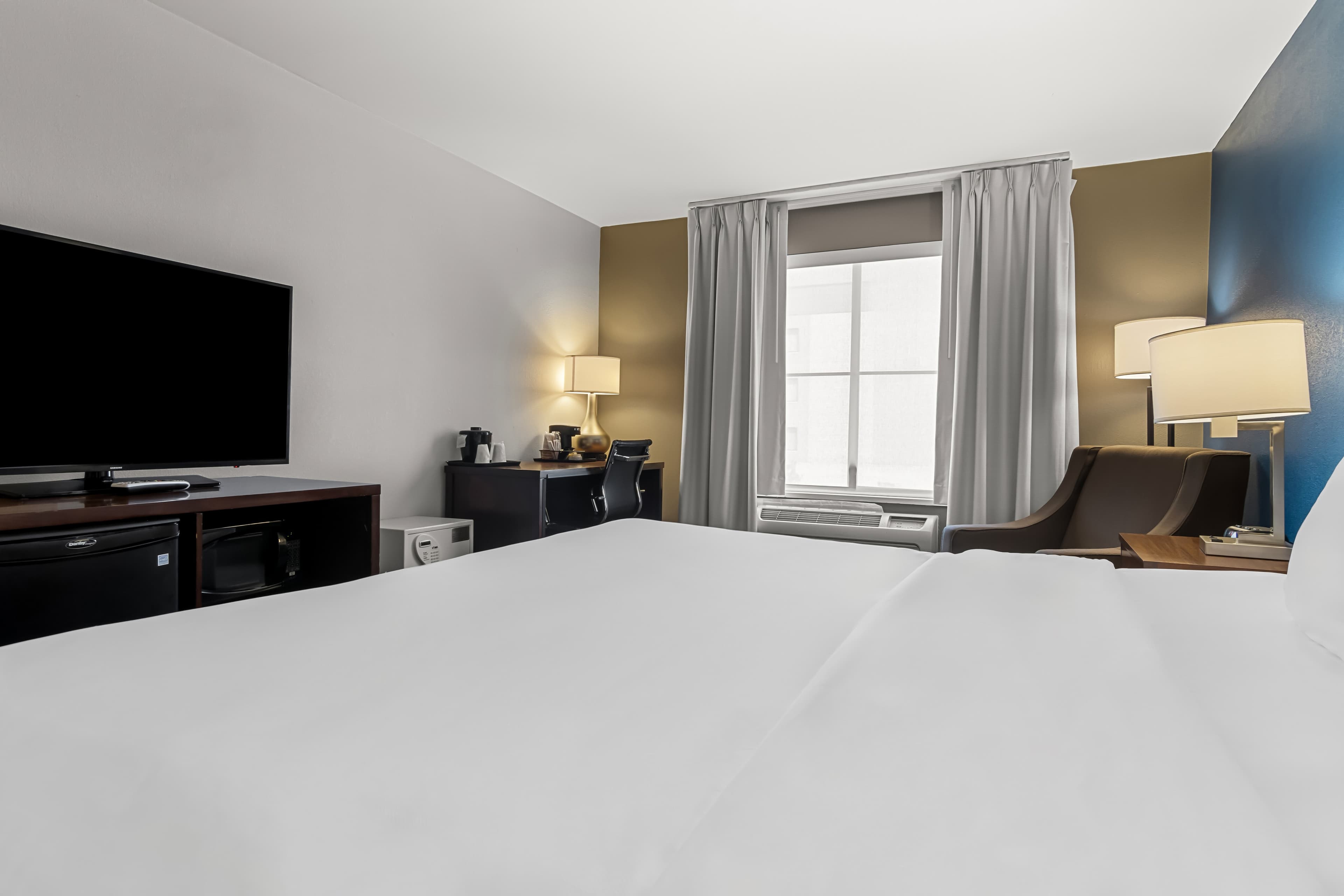 Comfort Inn & Suites near Tinley Park Amphitheater - Image 3