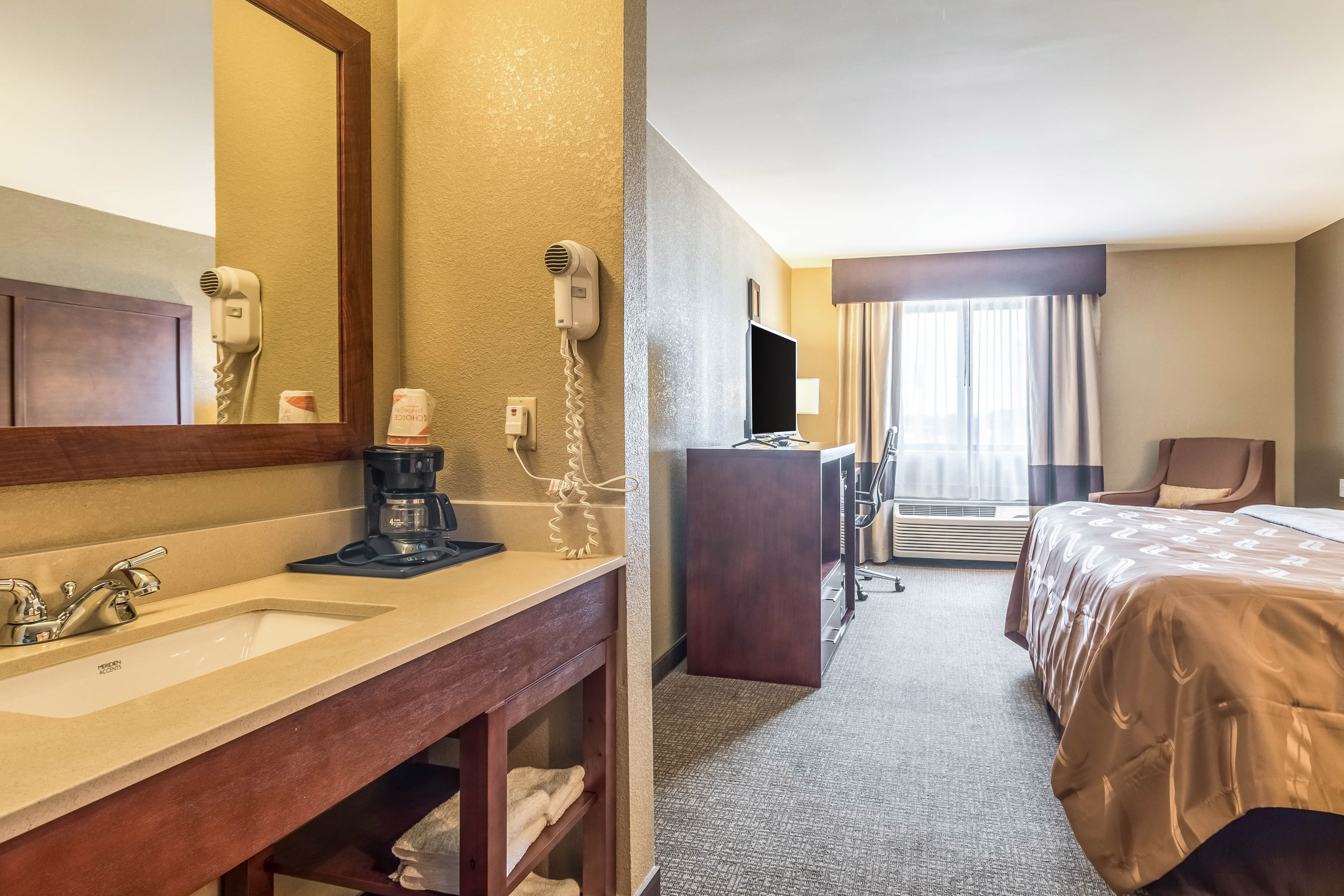 Quality Inn & Suites Salem near I-57 - Image 4