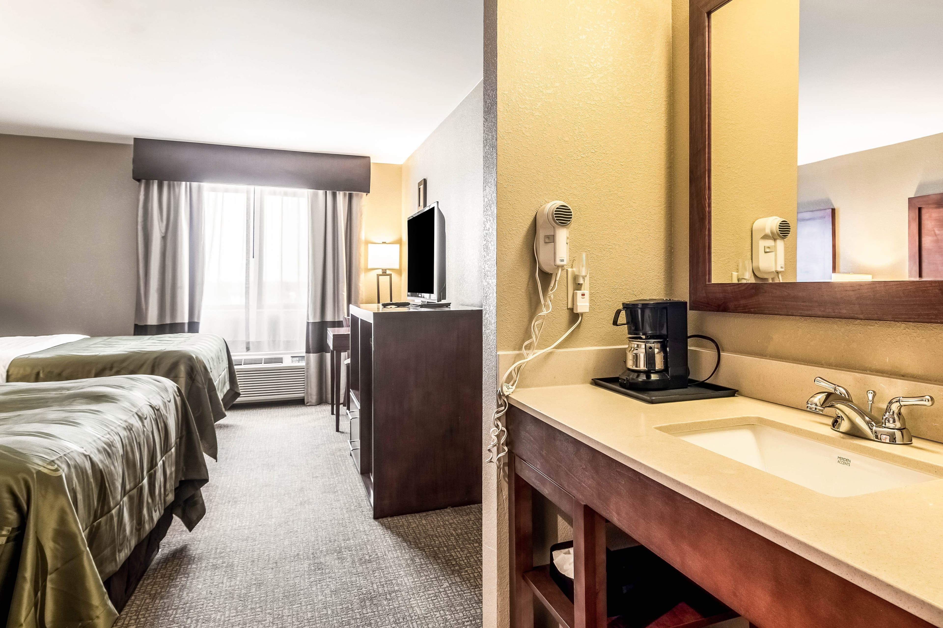 Quality Inn & Suites Salem near I-57 — 10