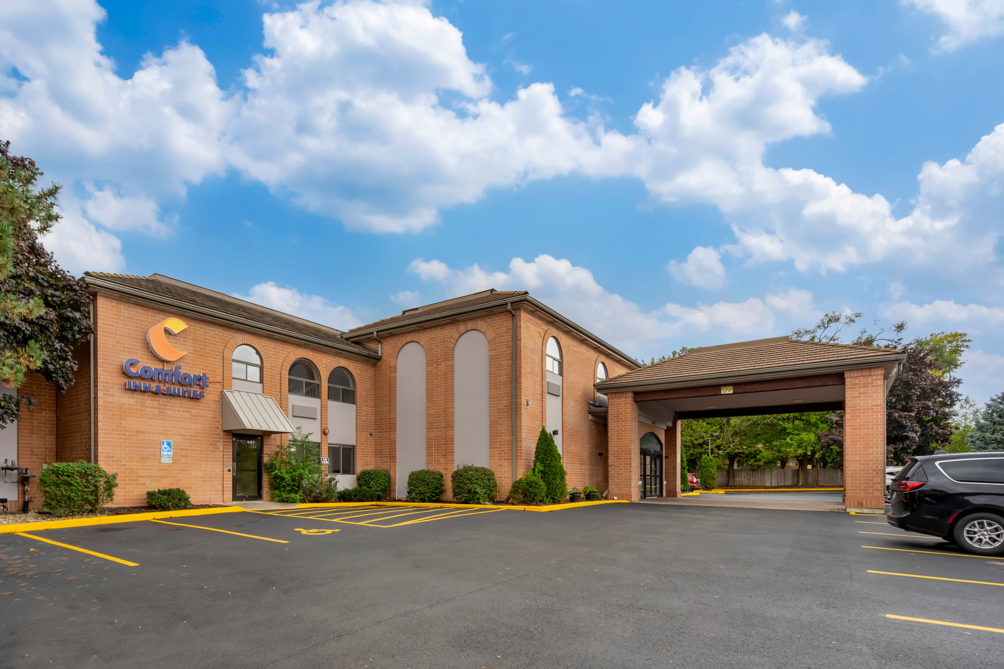 Comfort Inn & Suites Mundelein-Vernon Hills - Image 1