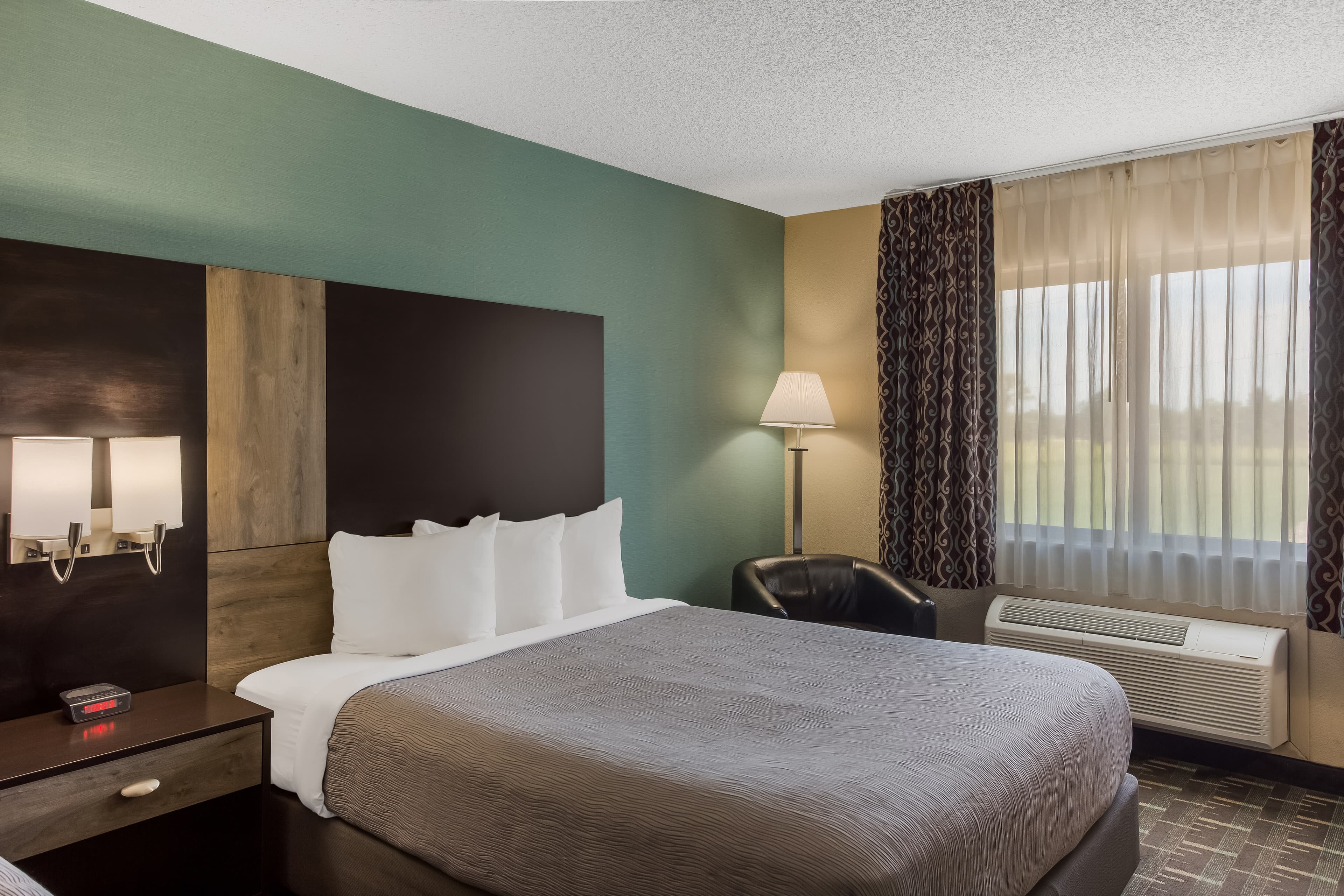 Quality Inn Galesburg near US Highway 34 and I-74 - Image 2
