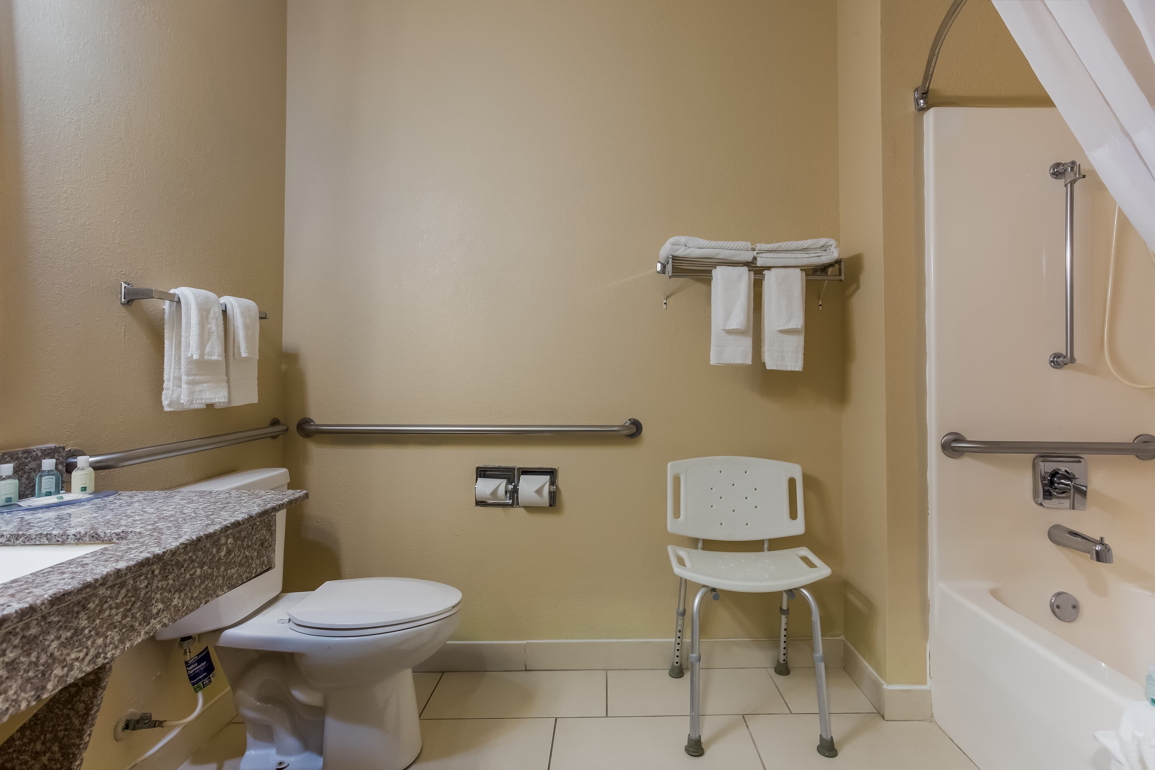 Quality Inn Galesburg near US Highway 34 and I-74 - Image 5
