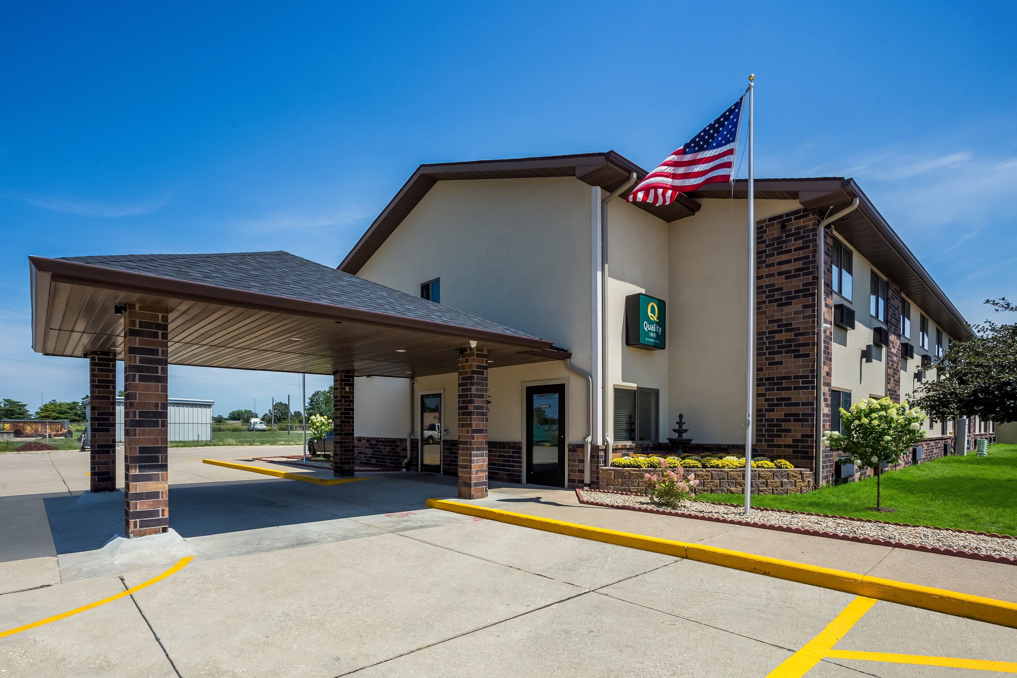 Quality Inn Galesburg near US Highway 34 and I-74 - Image 1