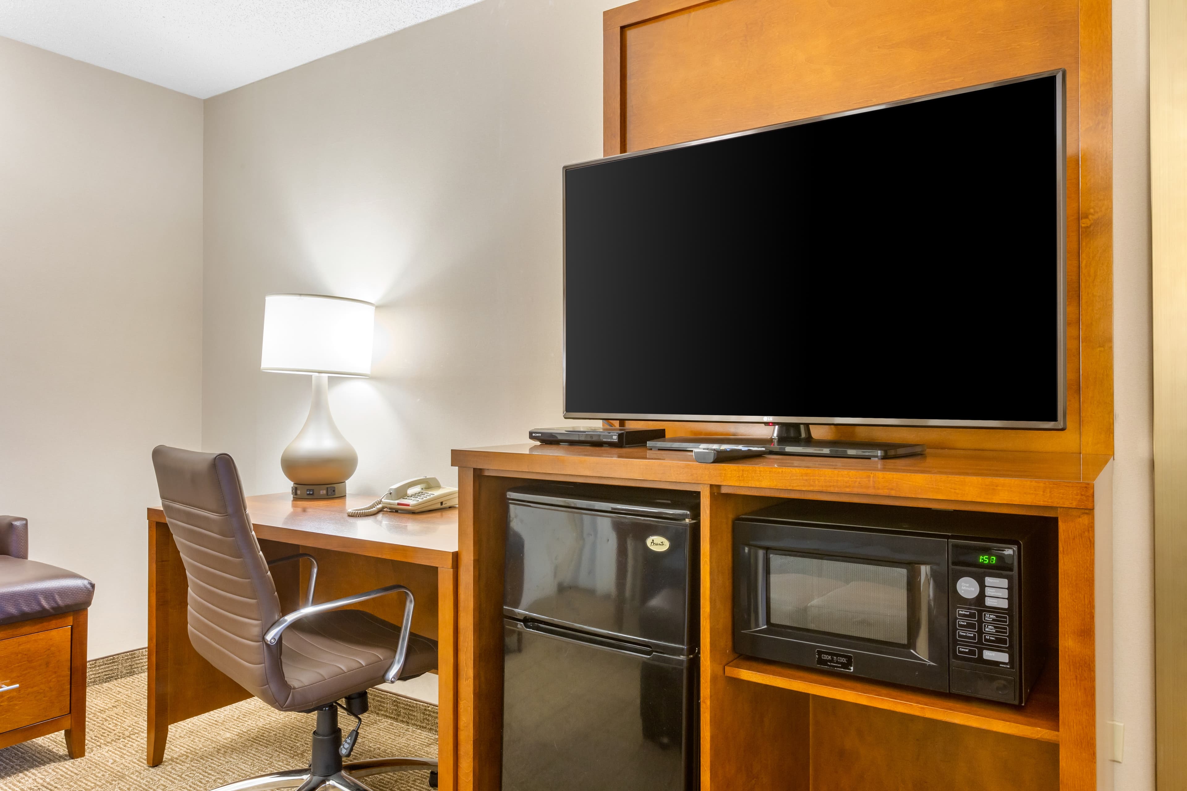 Comfort Suites Oakbrook Terrace near Oakbrook Center — 4
