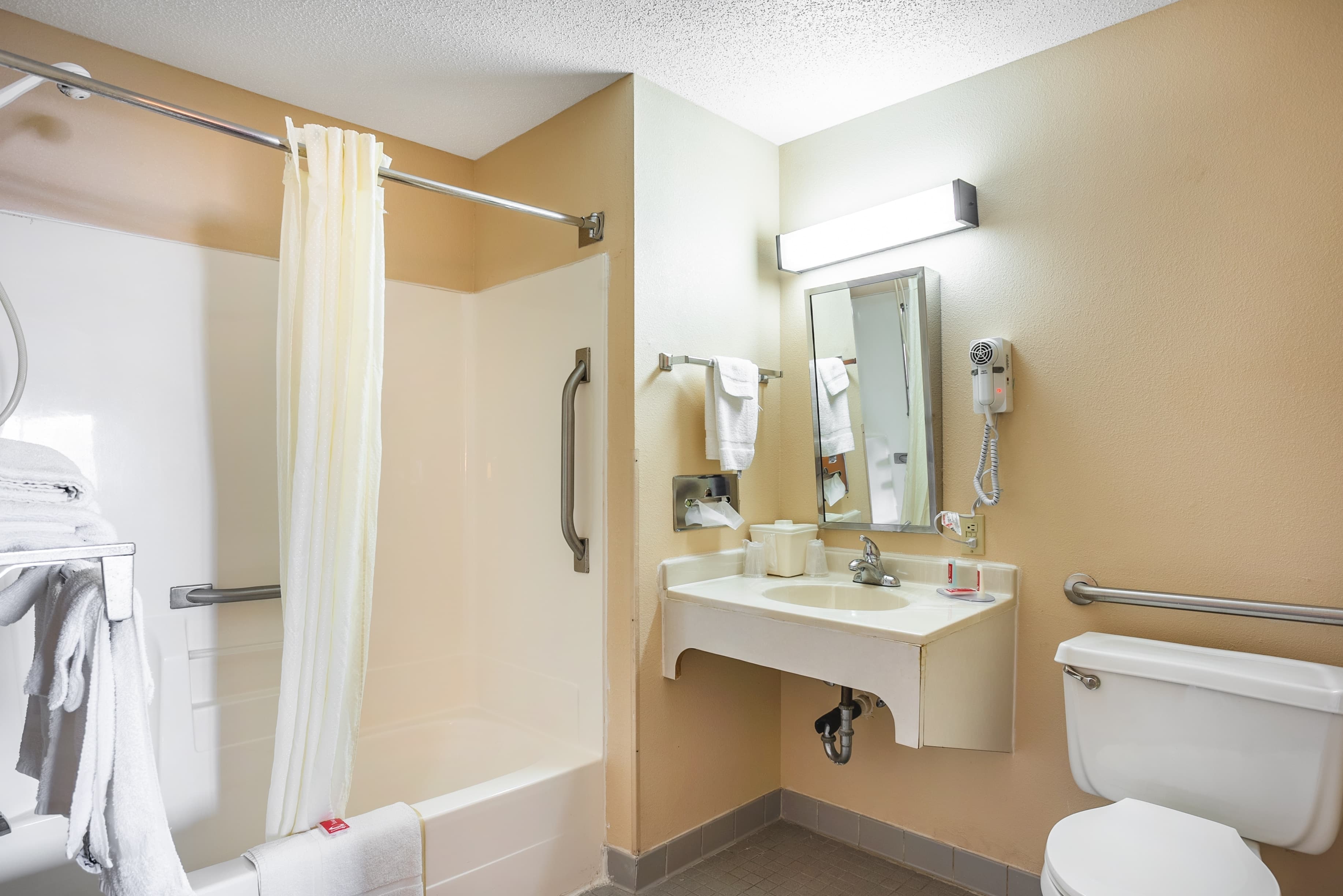 Econo Lodge Princeton — 5