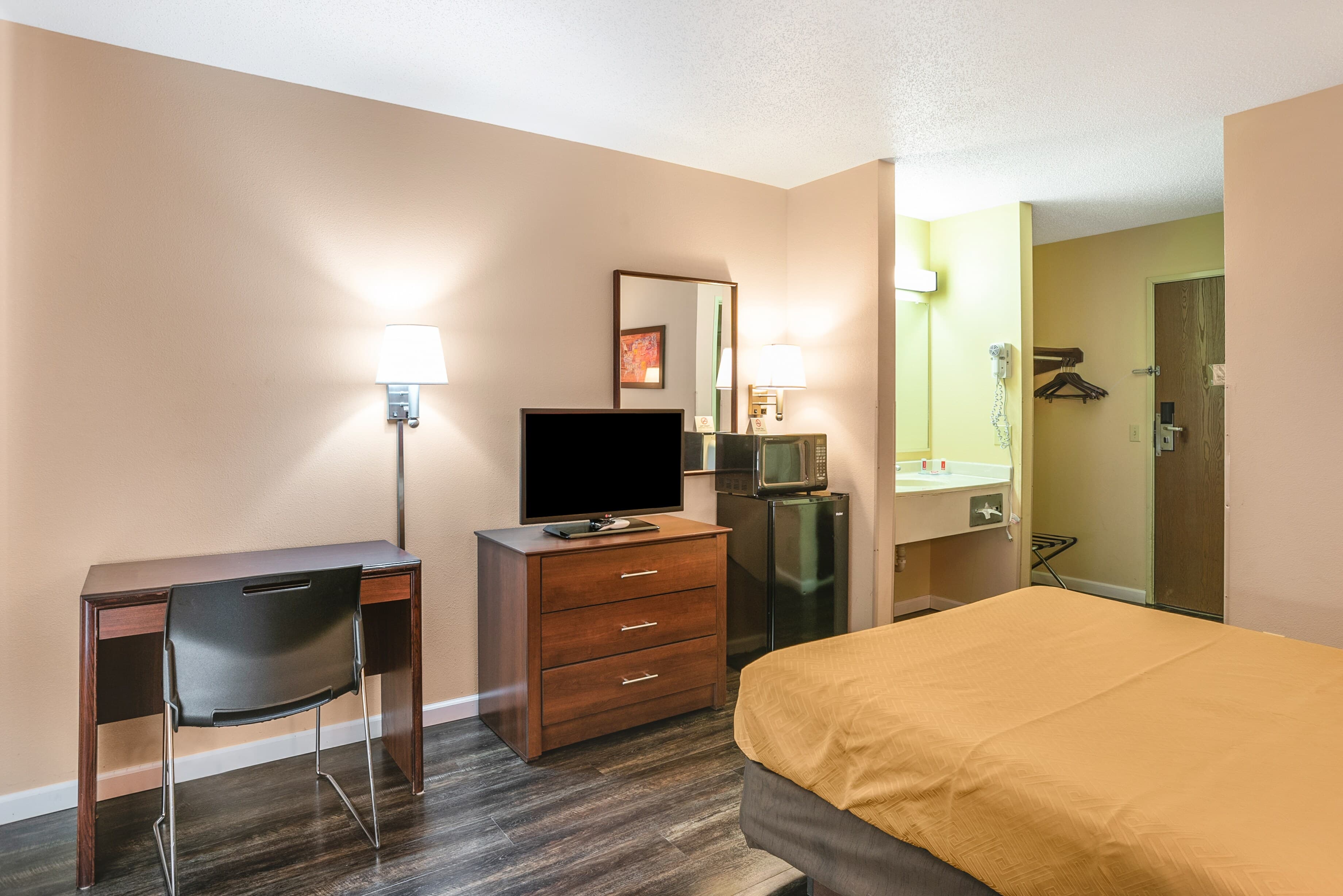 Econo Lodge Princeton — 16