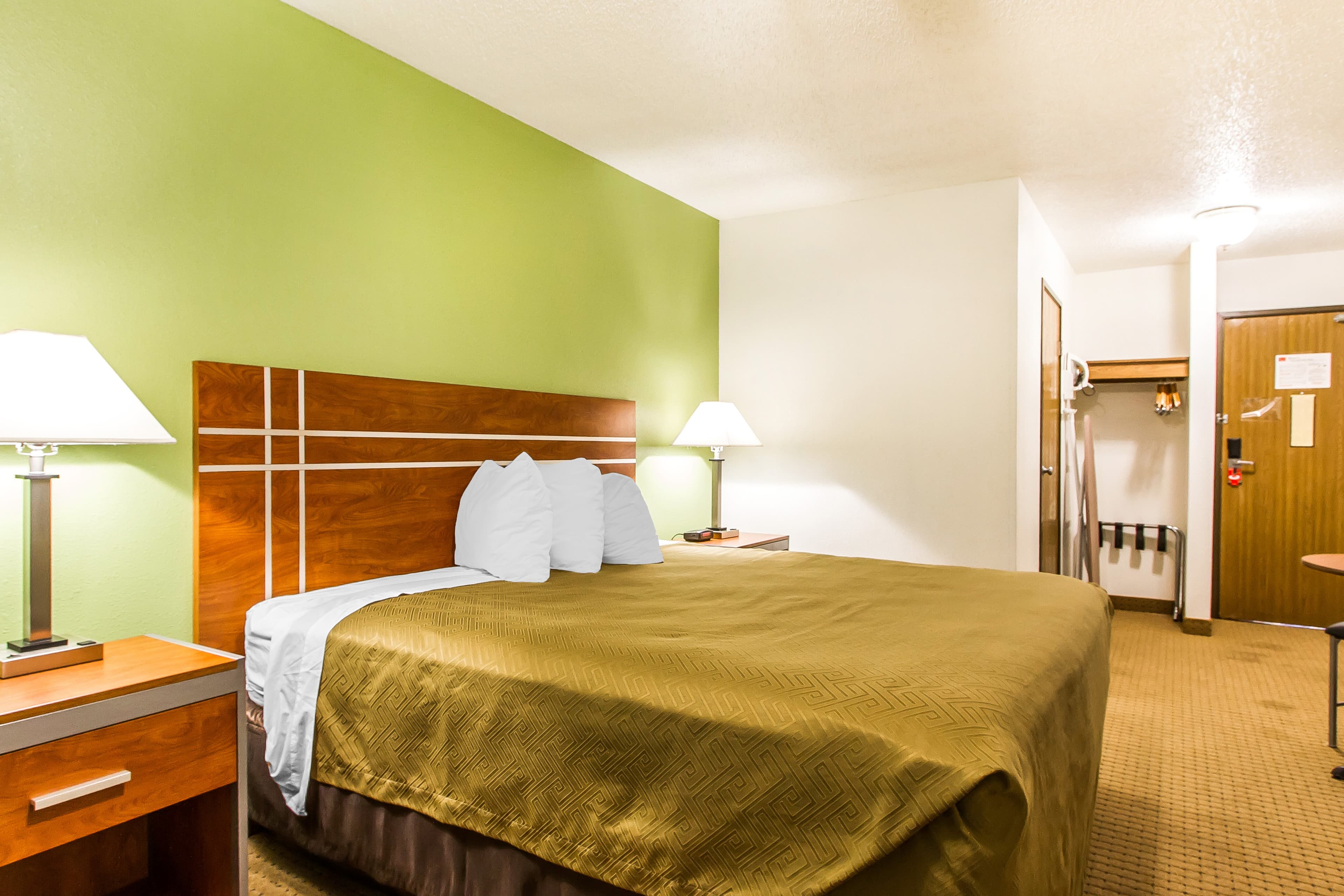 Econo Lodge Inn & Suites Pekin - Peoria Area - Image 2