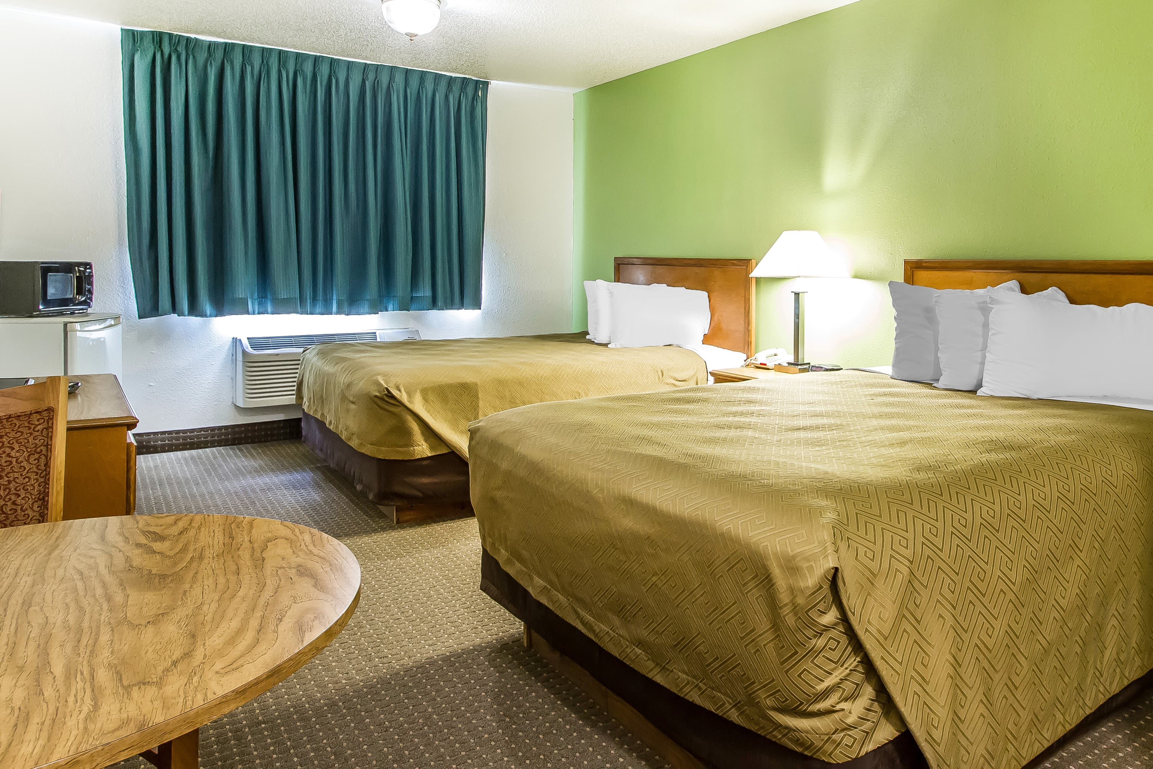 Econo Lodge Inn & Suites Pekin - Peoria Area - Image 1