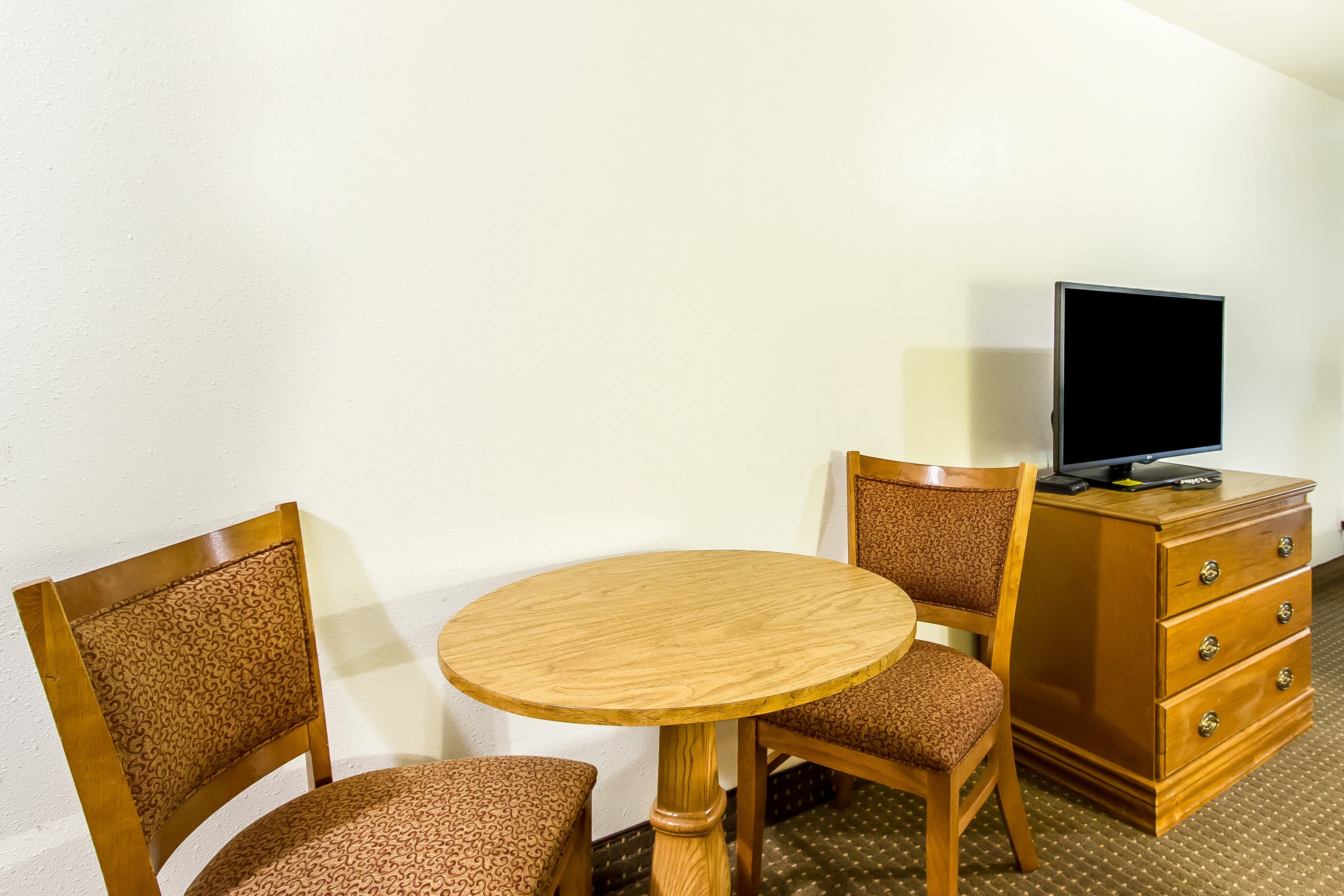 Econo Lodge Inn & Suites Pekin - Peoria Area — 9