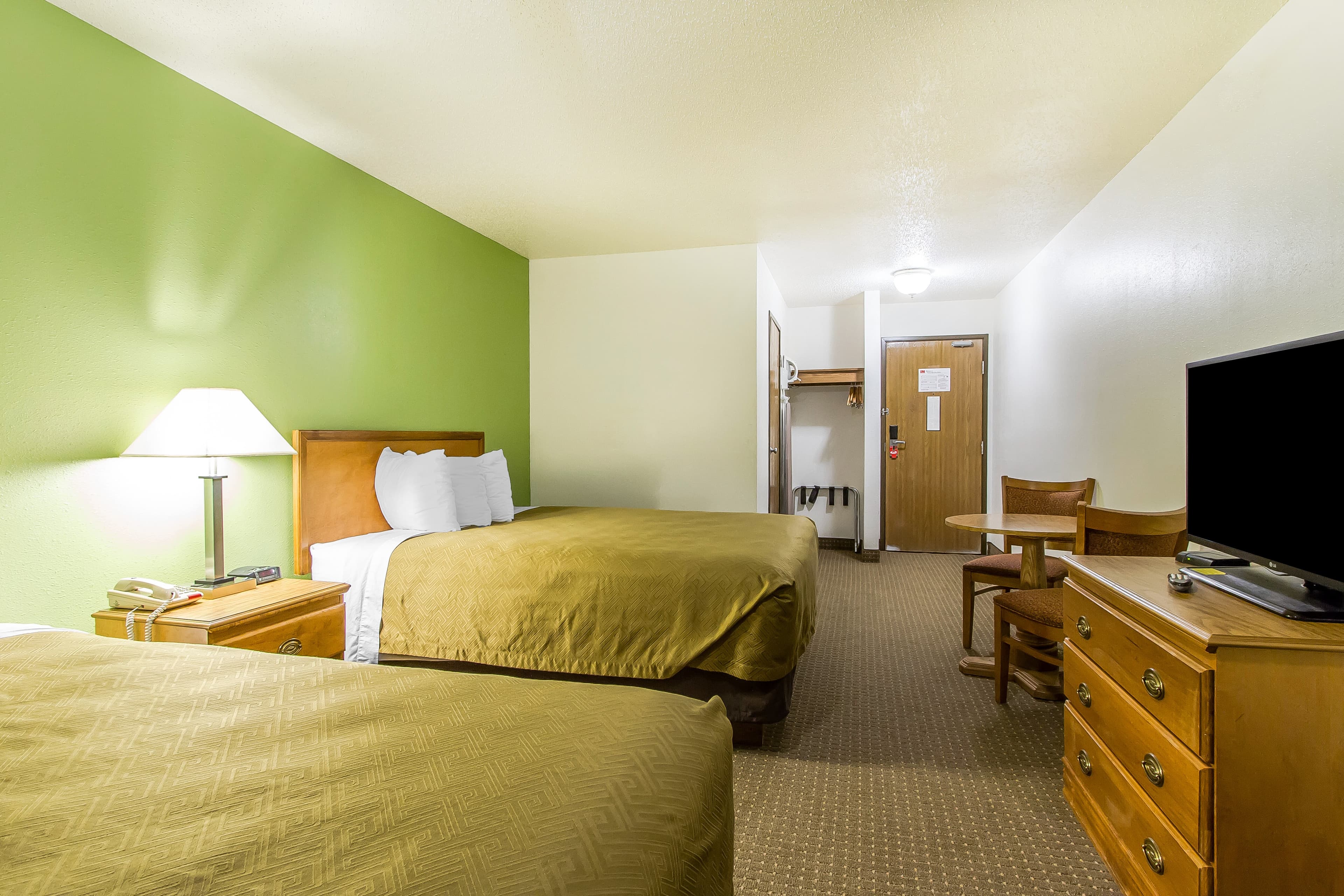 Econo Lodge Inn & Suites Pekin - Peoria Area — 10