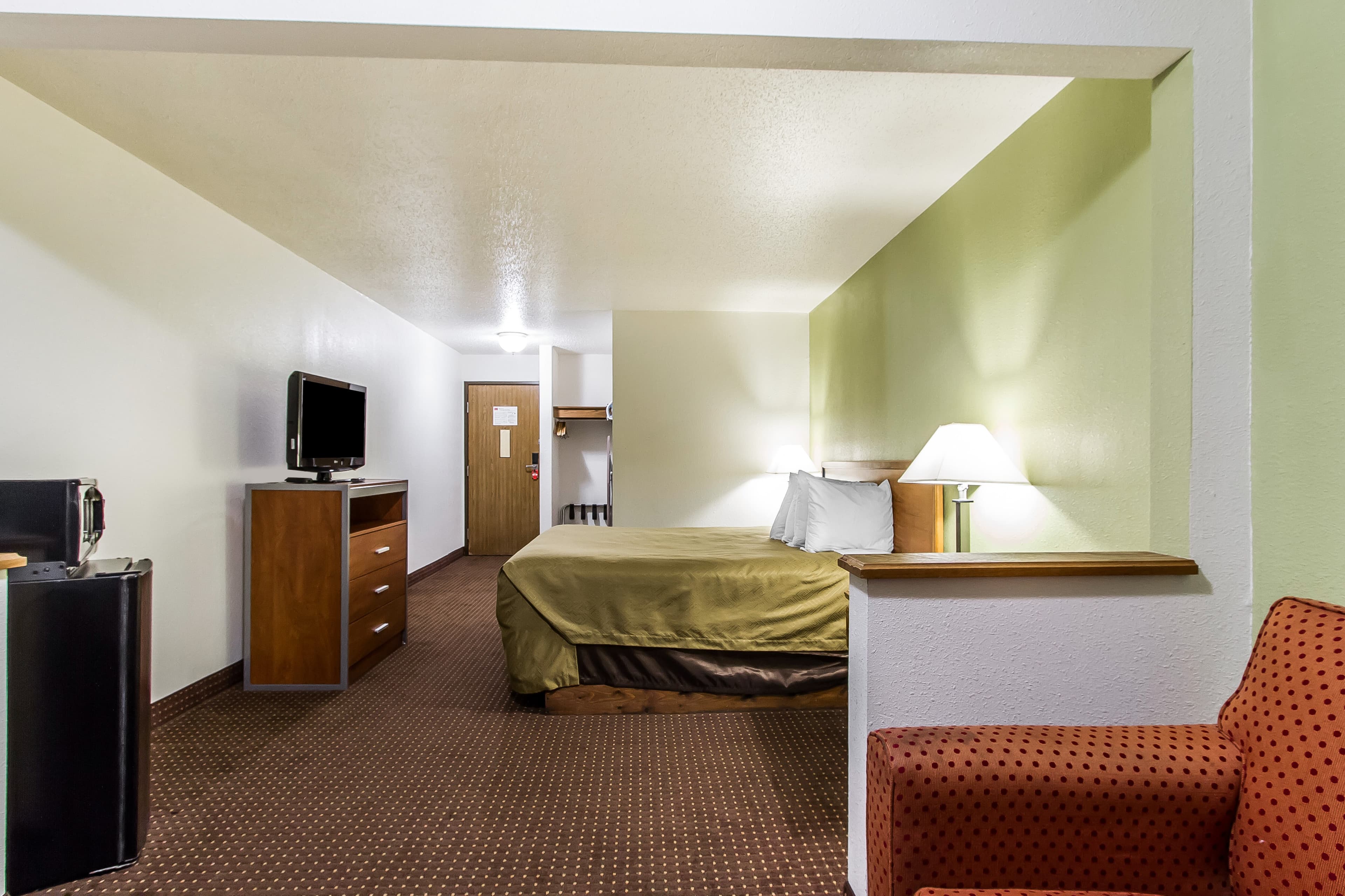Econo Lodge Inn & Suites Pekin - Peoria Area — 11
