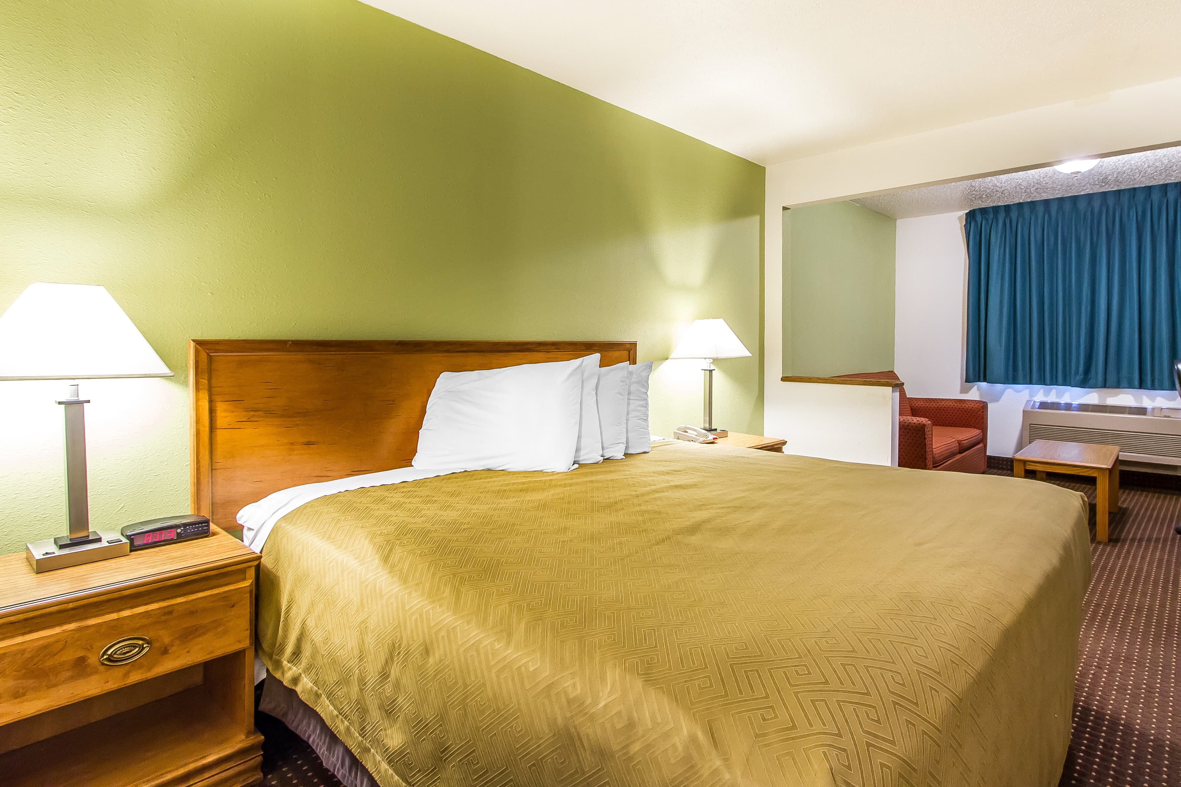Econo Lodge Inn & Suites Pekin - Peoria Area — 15