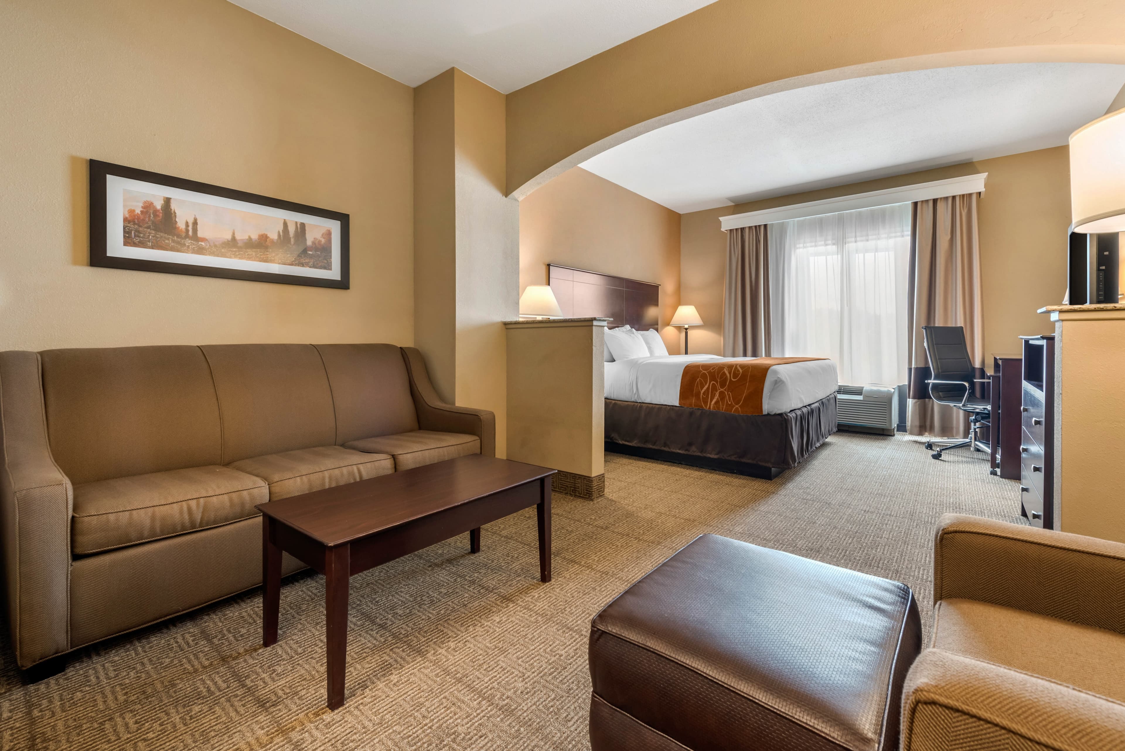 Comfort Suites near Route 66 - Image 2
