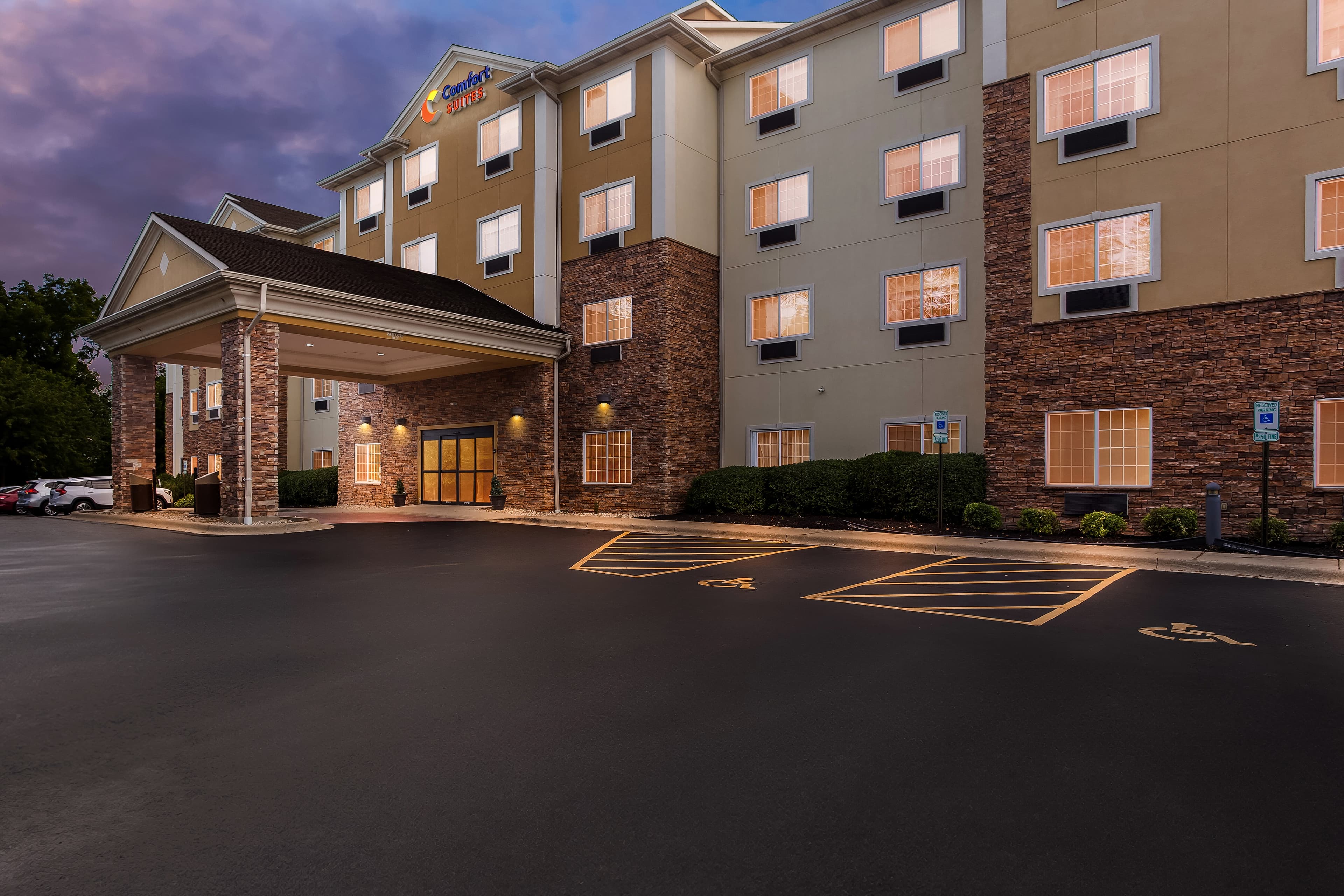 Comfort Suites Grayslake near Libertyville North - Image 1