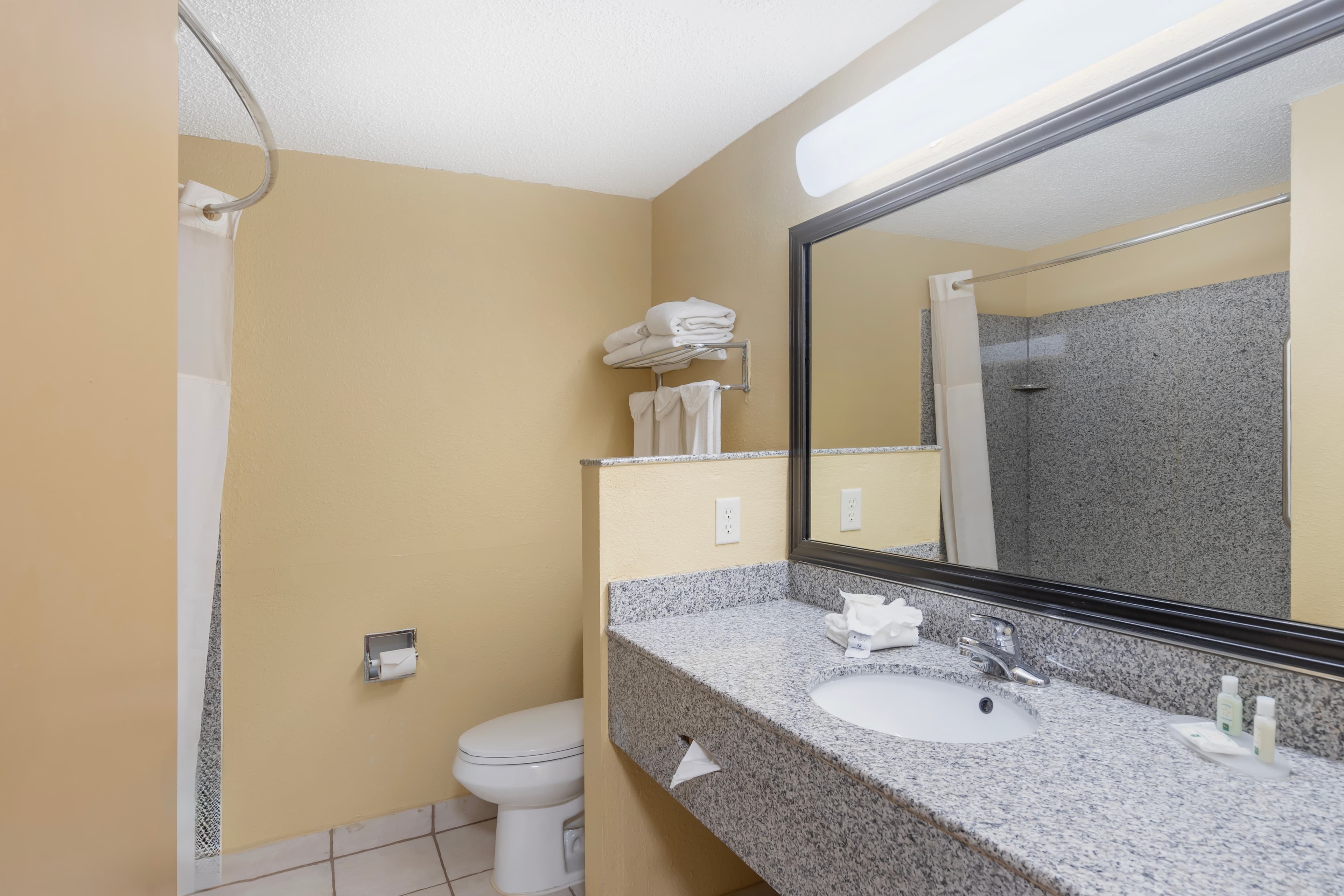 Quality Inn & Suites Bloomington University Area — 17