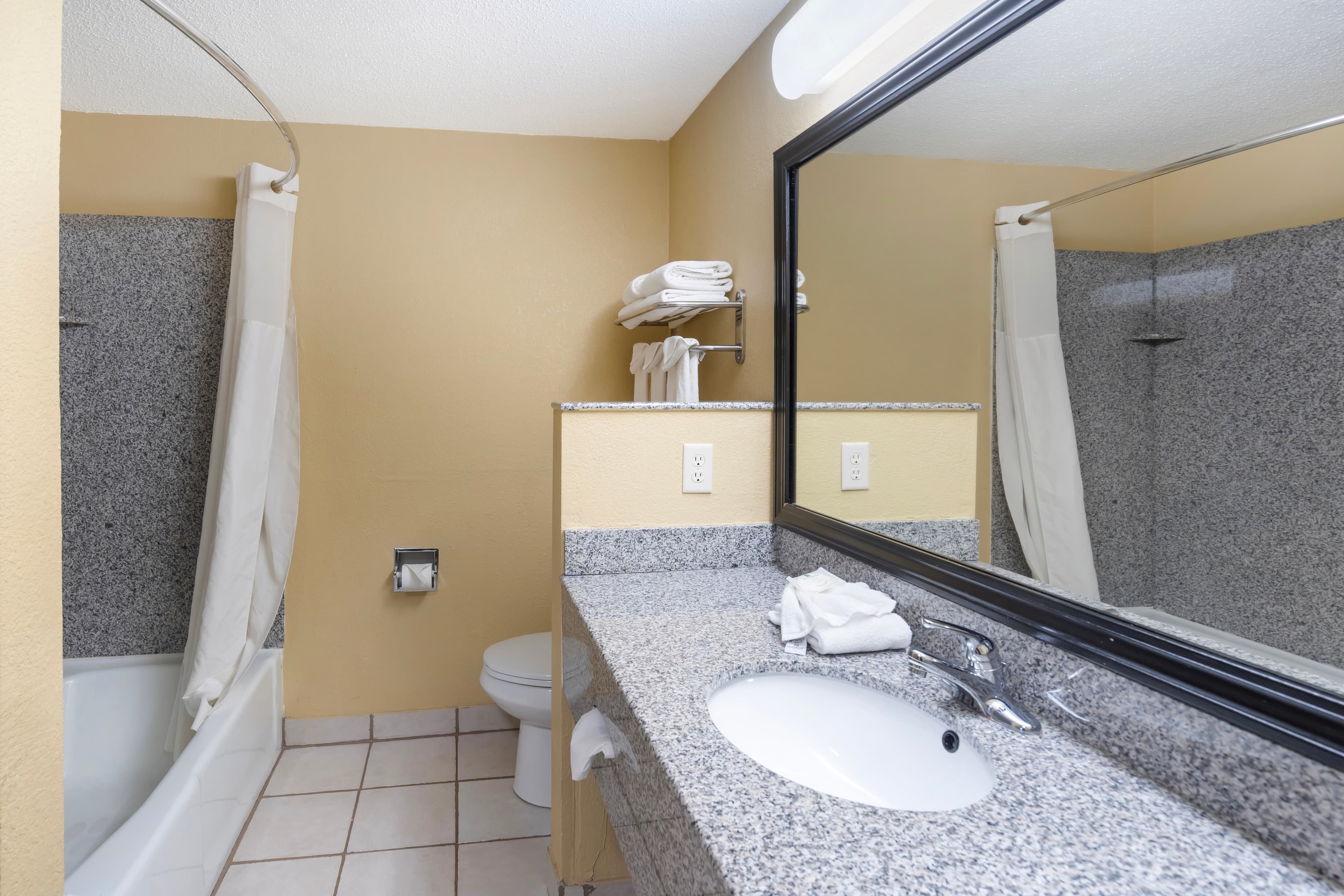 Quality Inn & Suites Bloomington University Area — 5