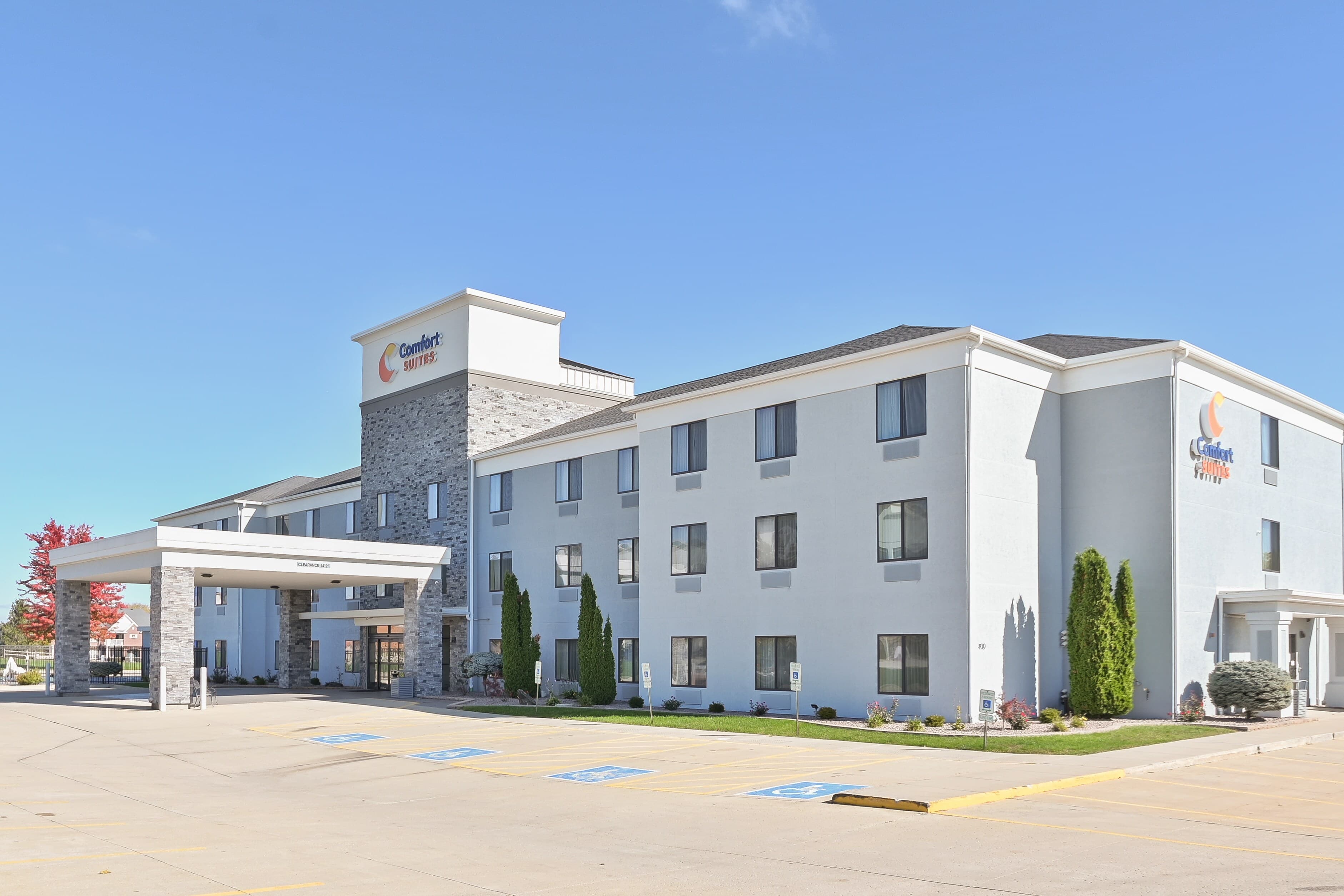Comfort Suites Bloomington I-55 and I-74 - Image 1