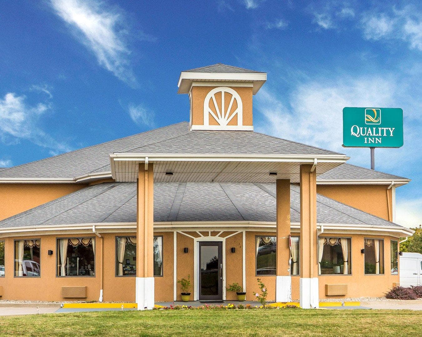 Quality Inn Morton at I-74 - Image 1