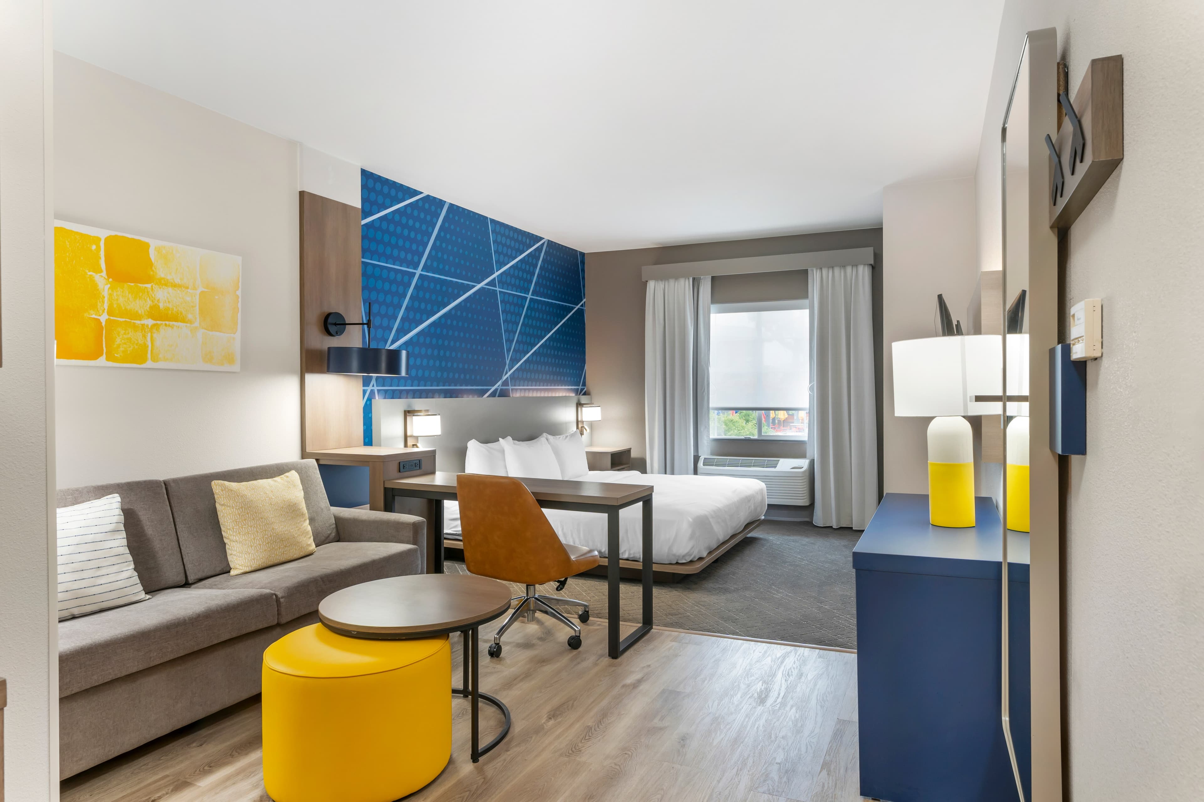 Comfort Suites Elgin Northwest - Image 2