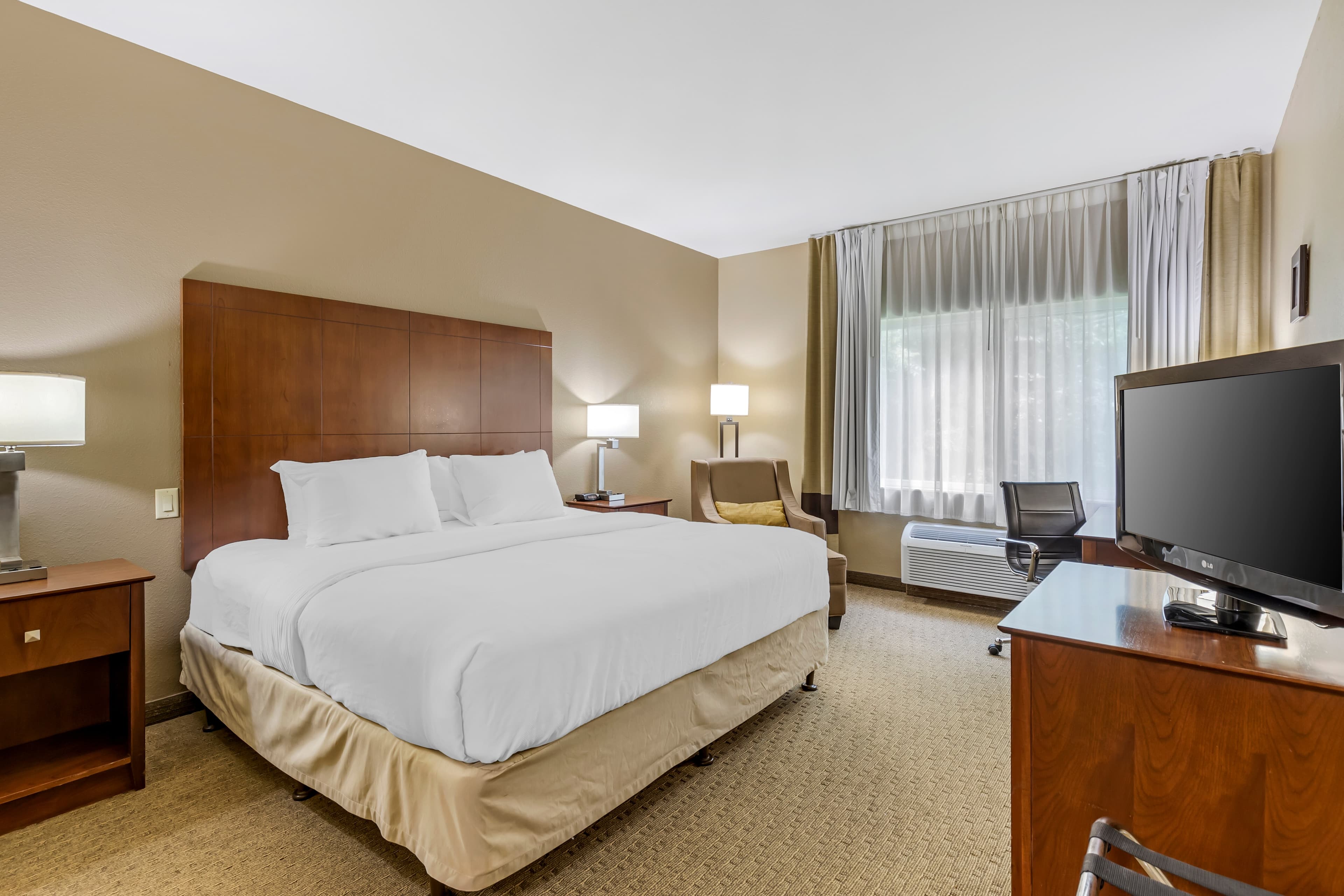 Comfort Inn & Suites East Moline near I-80 - Image 4