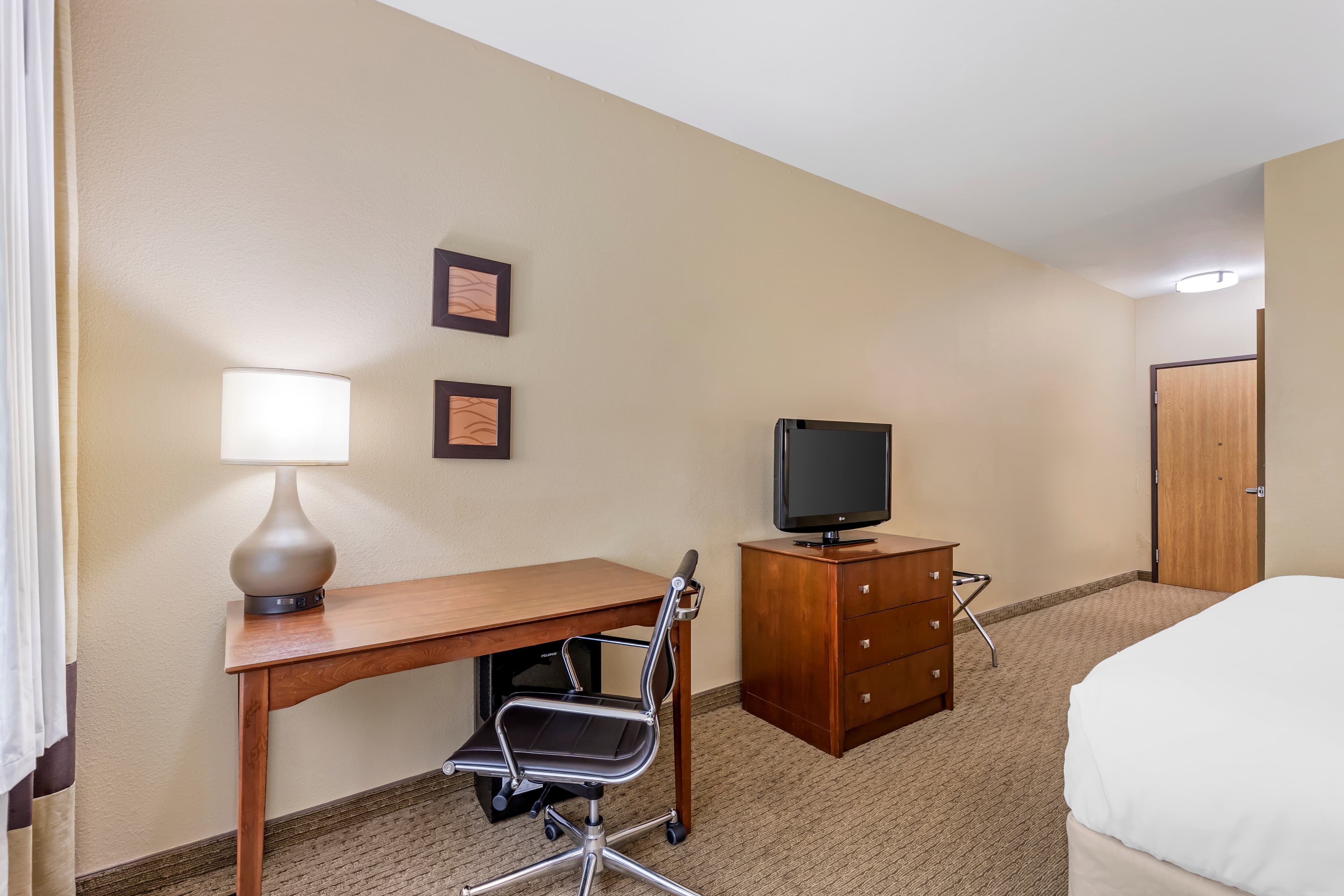 Comfort Inn & Suites East Moline near I-80 - Image 5