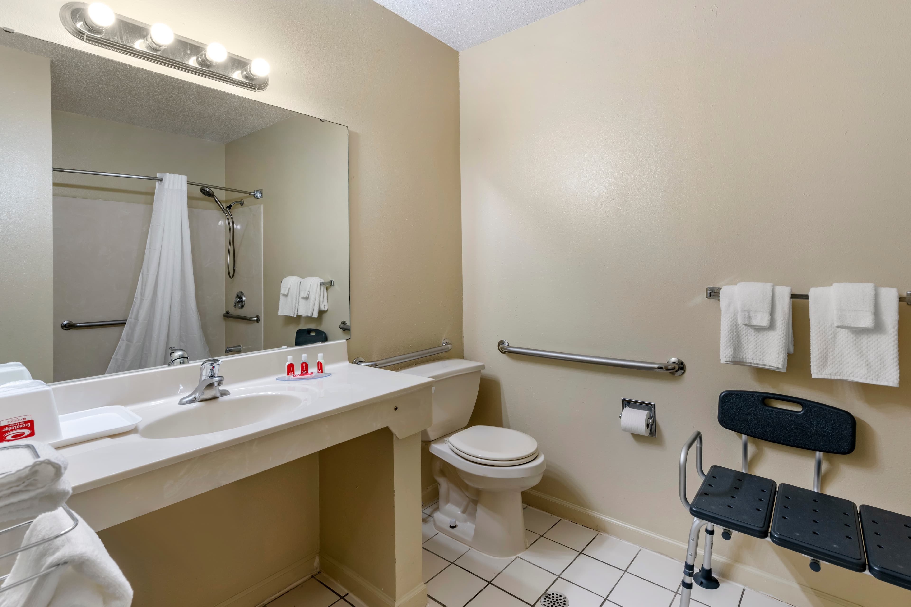 Econo Lodge Inn & Suites Granite City - St. Louis — 8